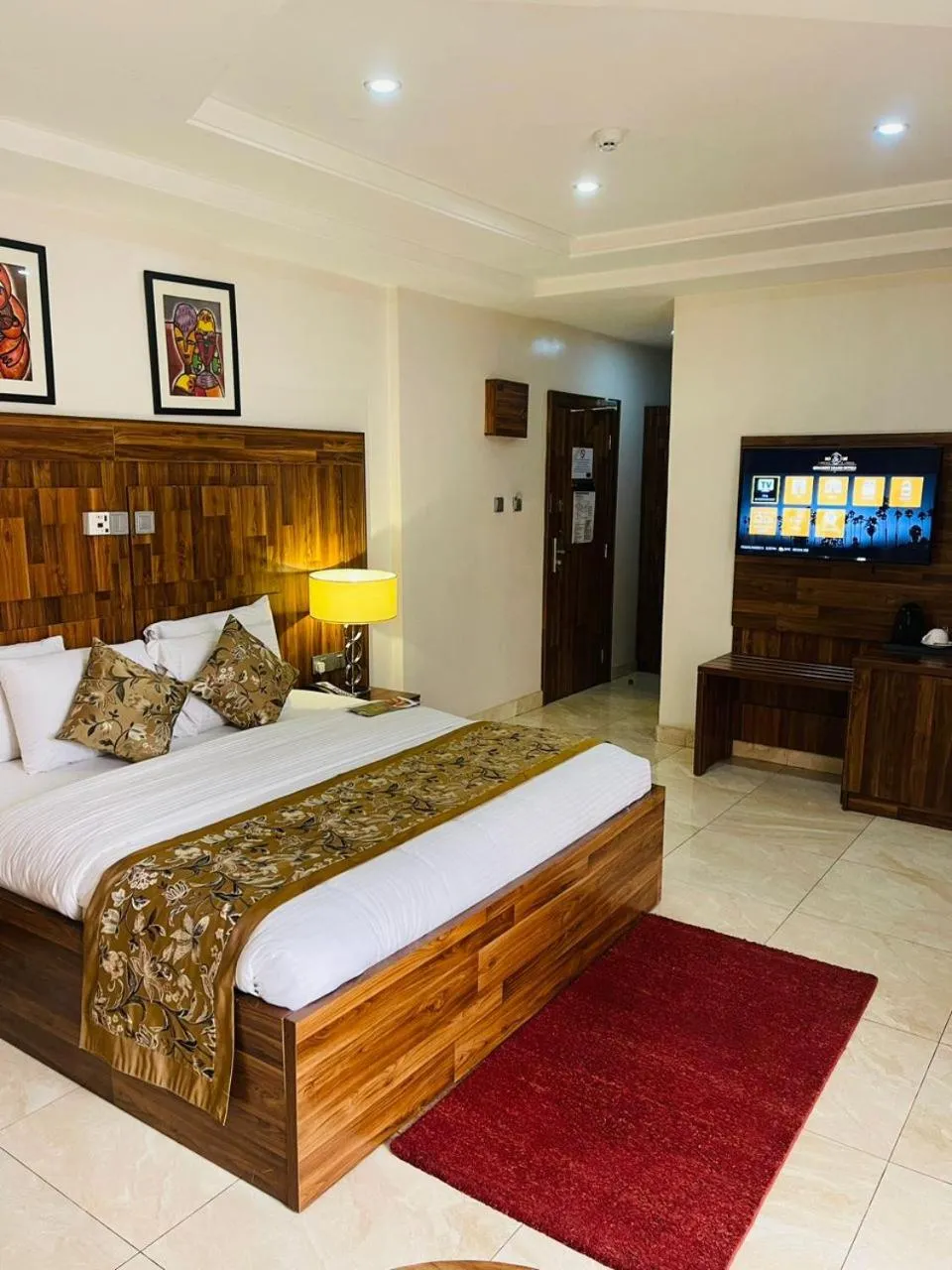 Bed in Qualibest Grand Hotels