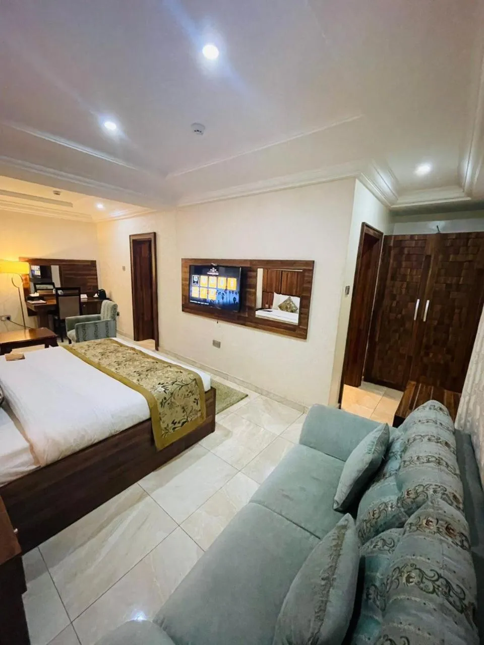 Bed in Qualibest Grand Hotels