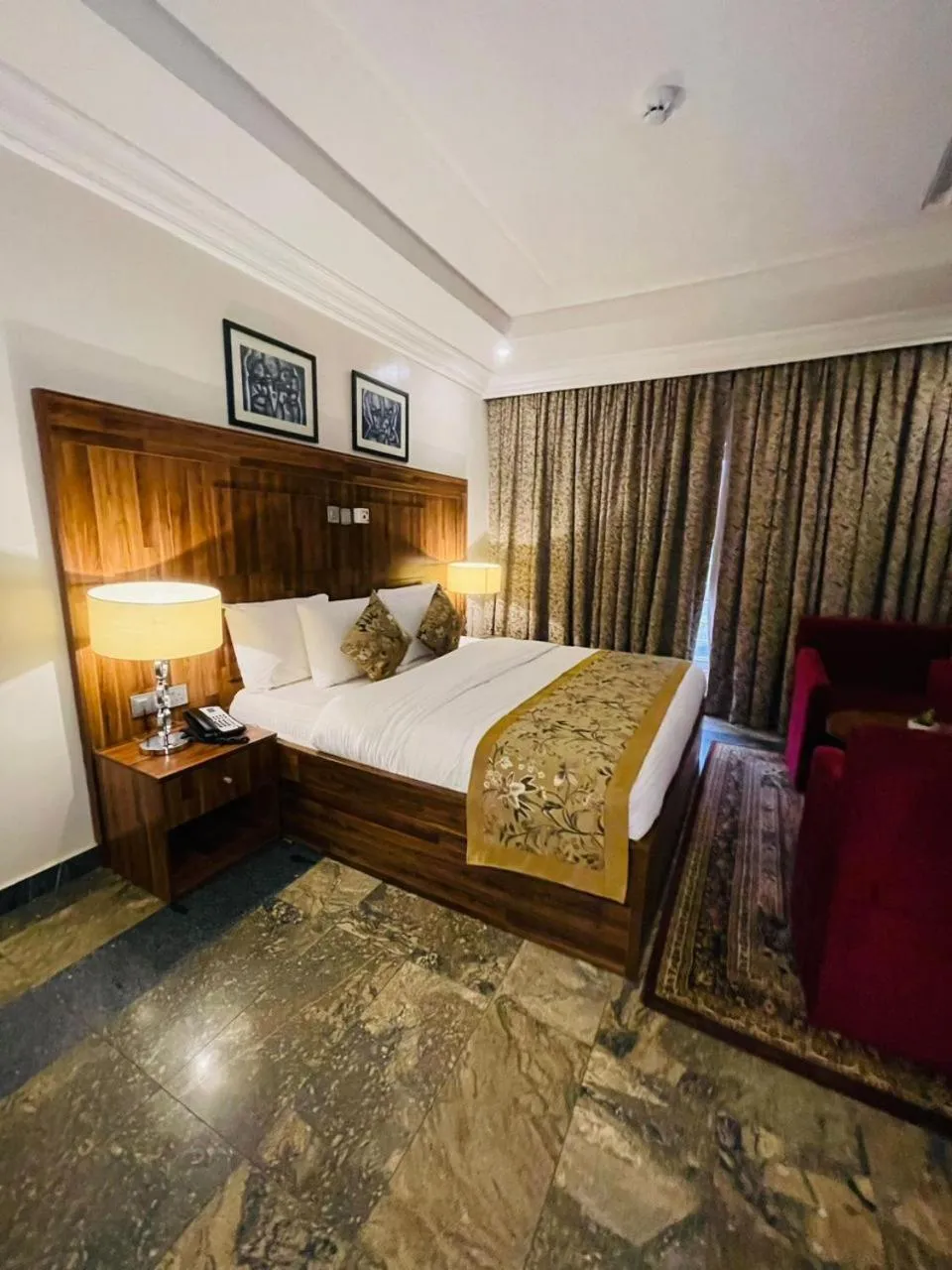 Bed in Qualibest Grand Hotels