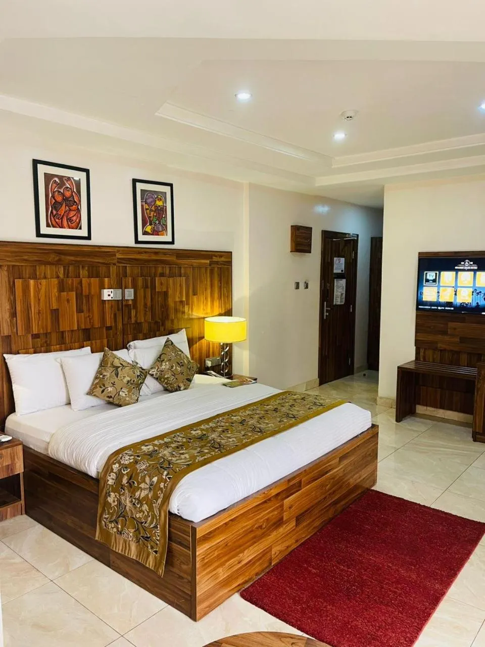 Bed in Qualibest Grand Hotels