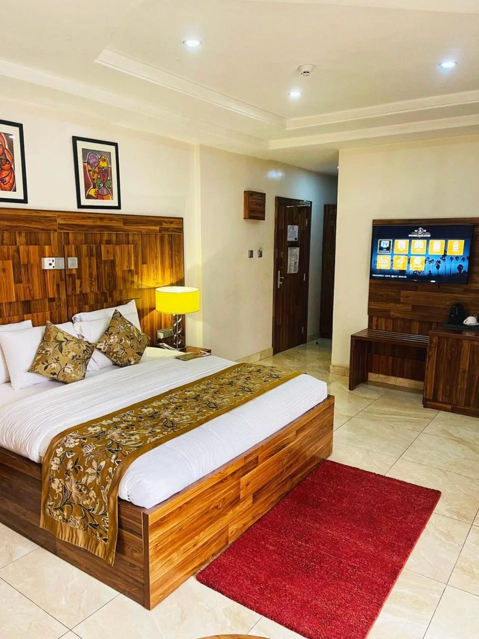 Bed in Qualibest Grand Hotels