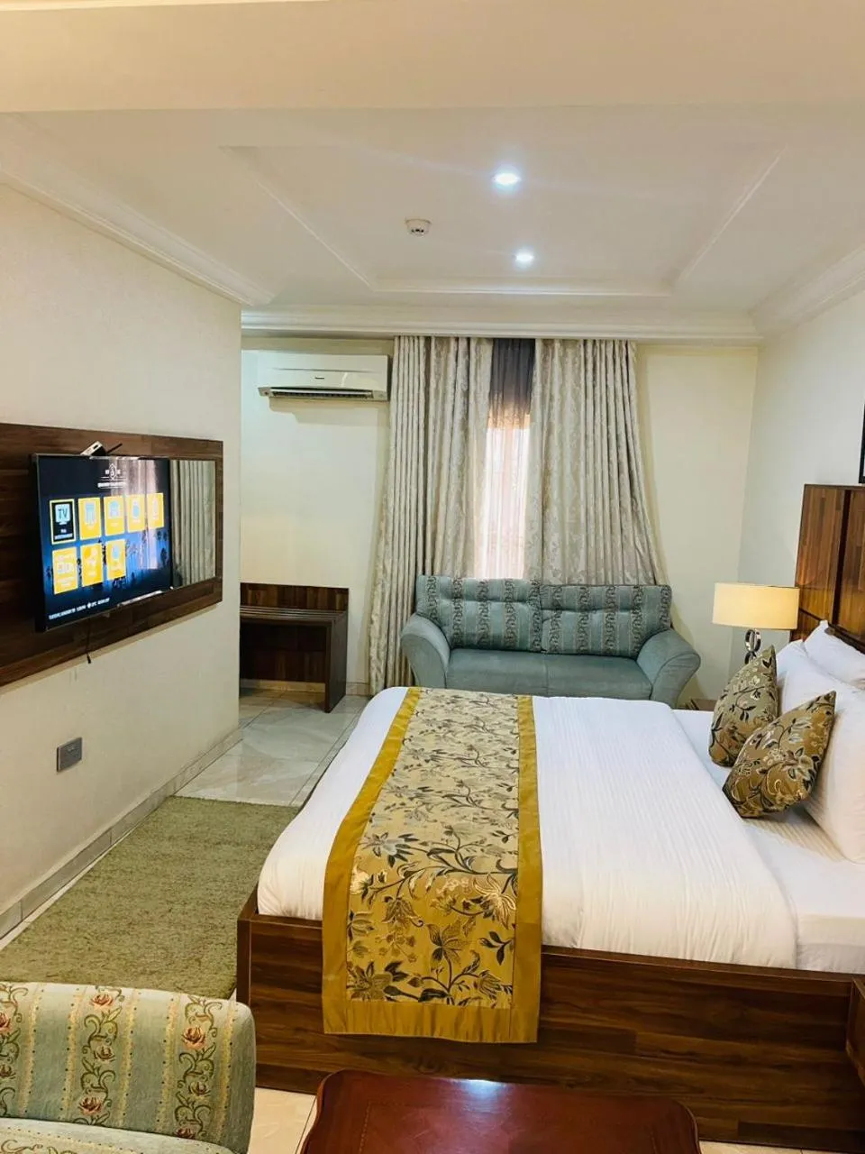 Bed in Qualibest Grand Hotels