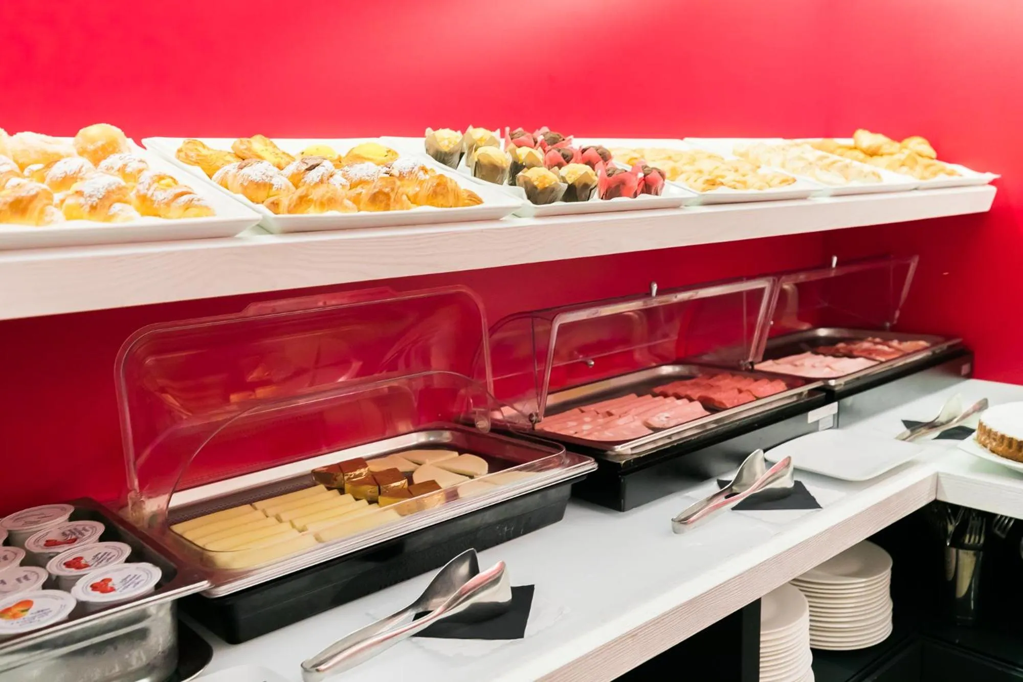 Buffet breakfast in Hotel La Rovere