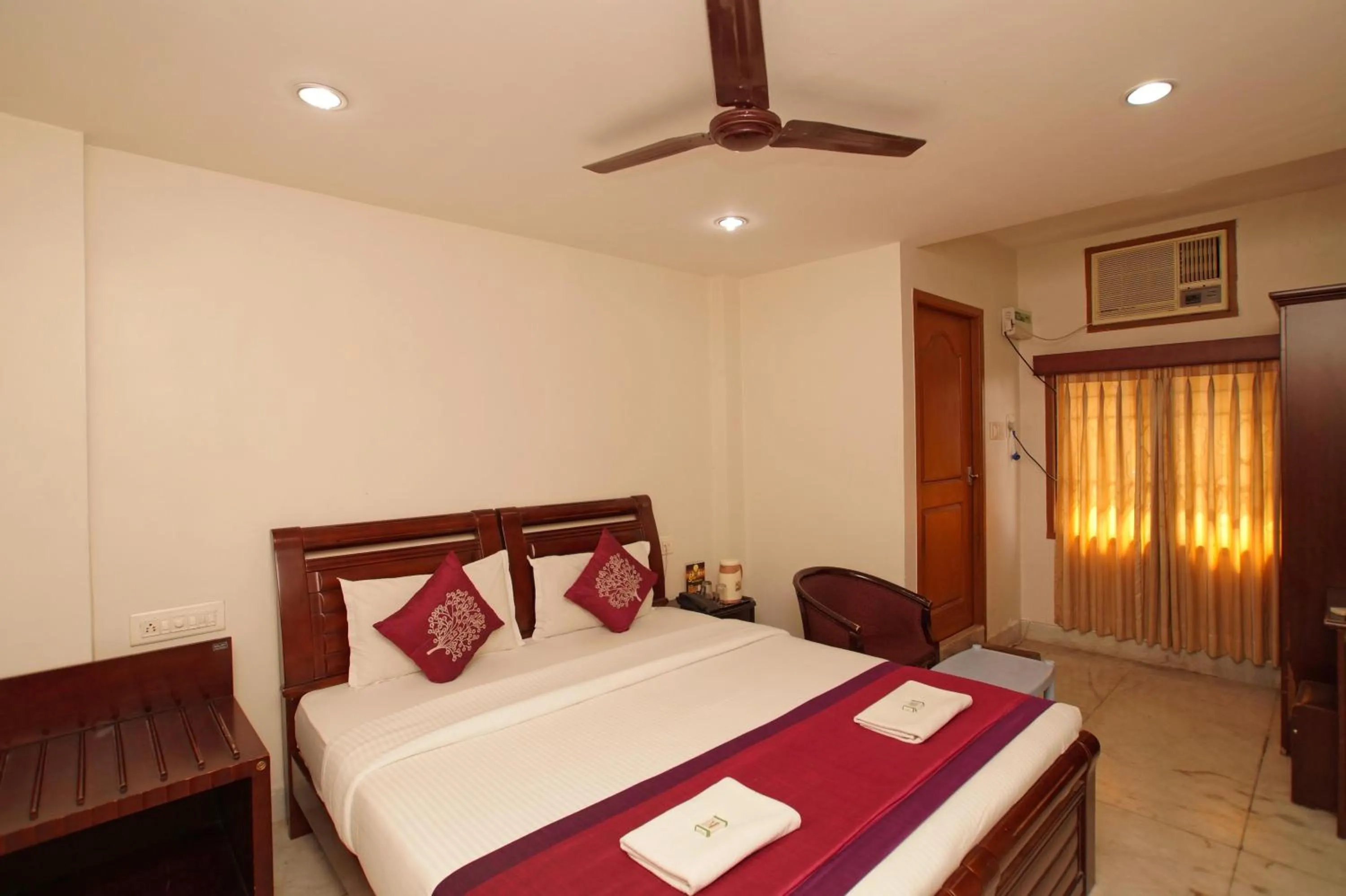 Bed in Lloyds Serviced Apartments, Near Music Academy