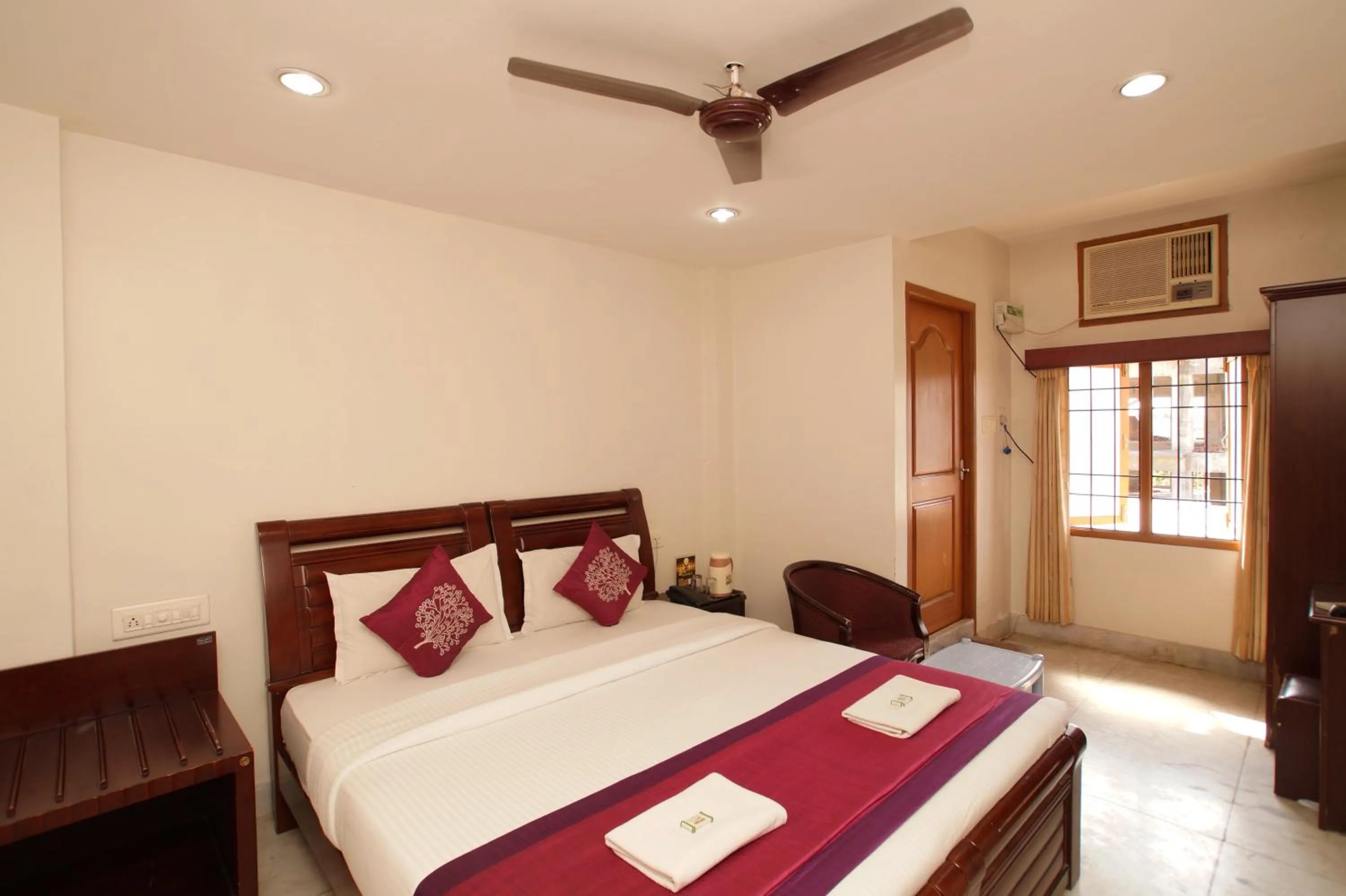 Bed in Lloyds Serviced Apartments, Near Music Academy
