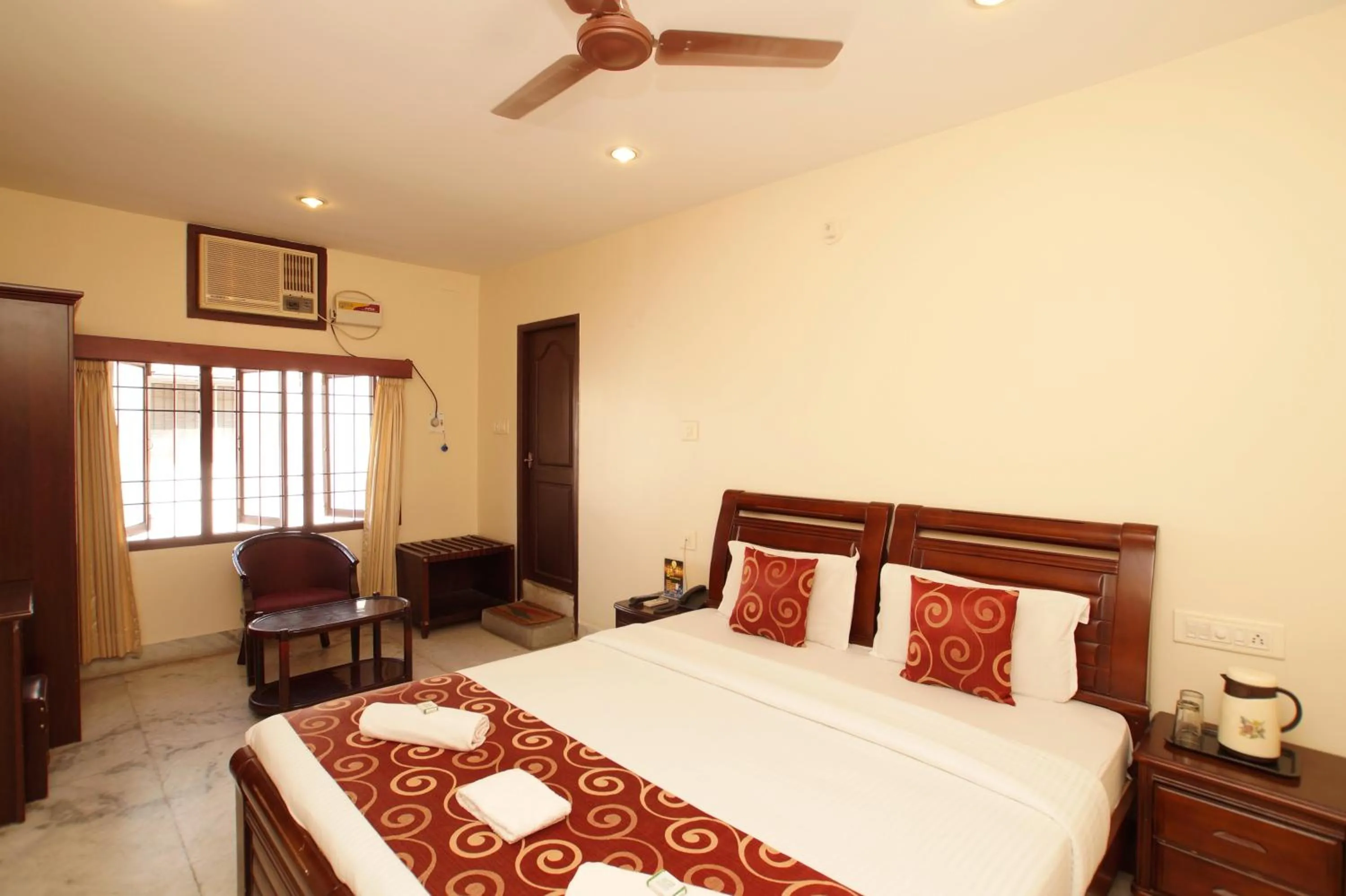 Bed in Lloyds Serviced Apartments, Near Music Academy