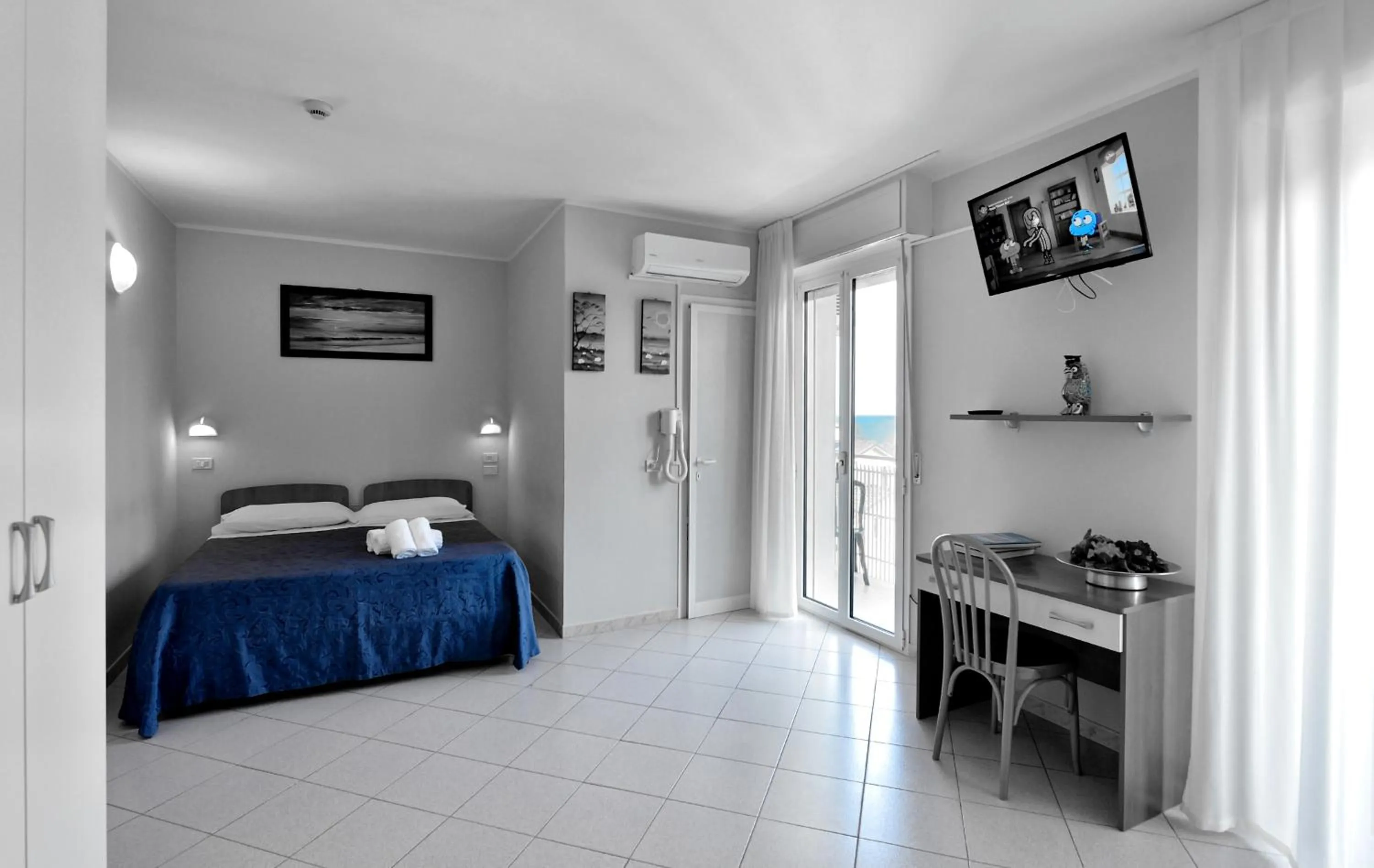 Photo of the whole room in Hotel Oltremar B&B