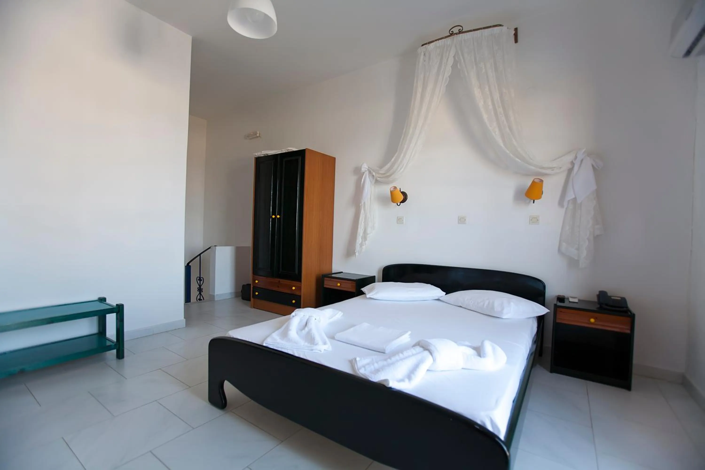 Photo of the whole room, Bed in Azolimnos Bay