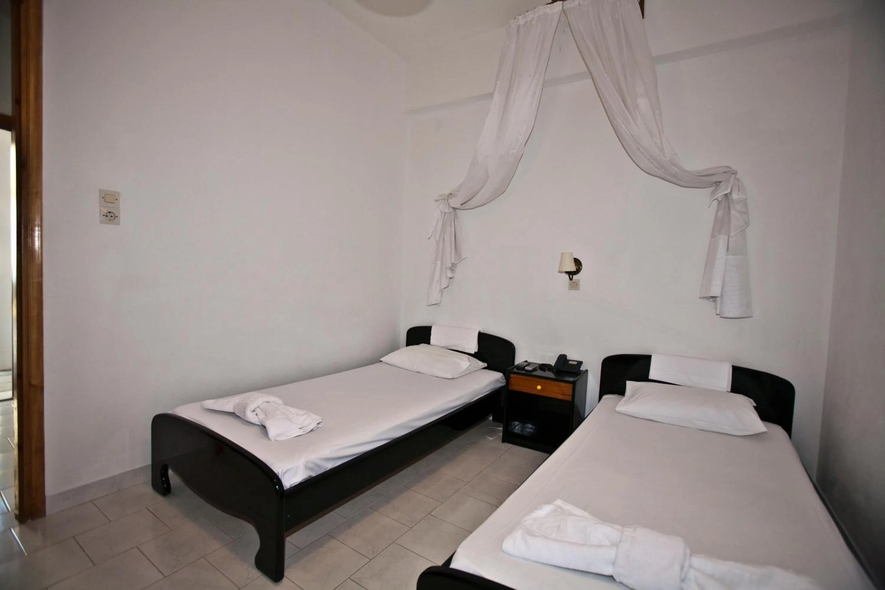 Photo of the whole room, Bed in Azolimnos Bay