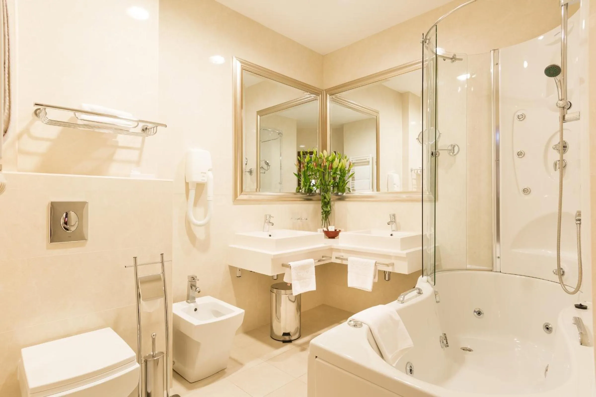 Bathroom in Hotel President Solin