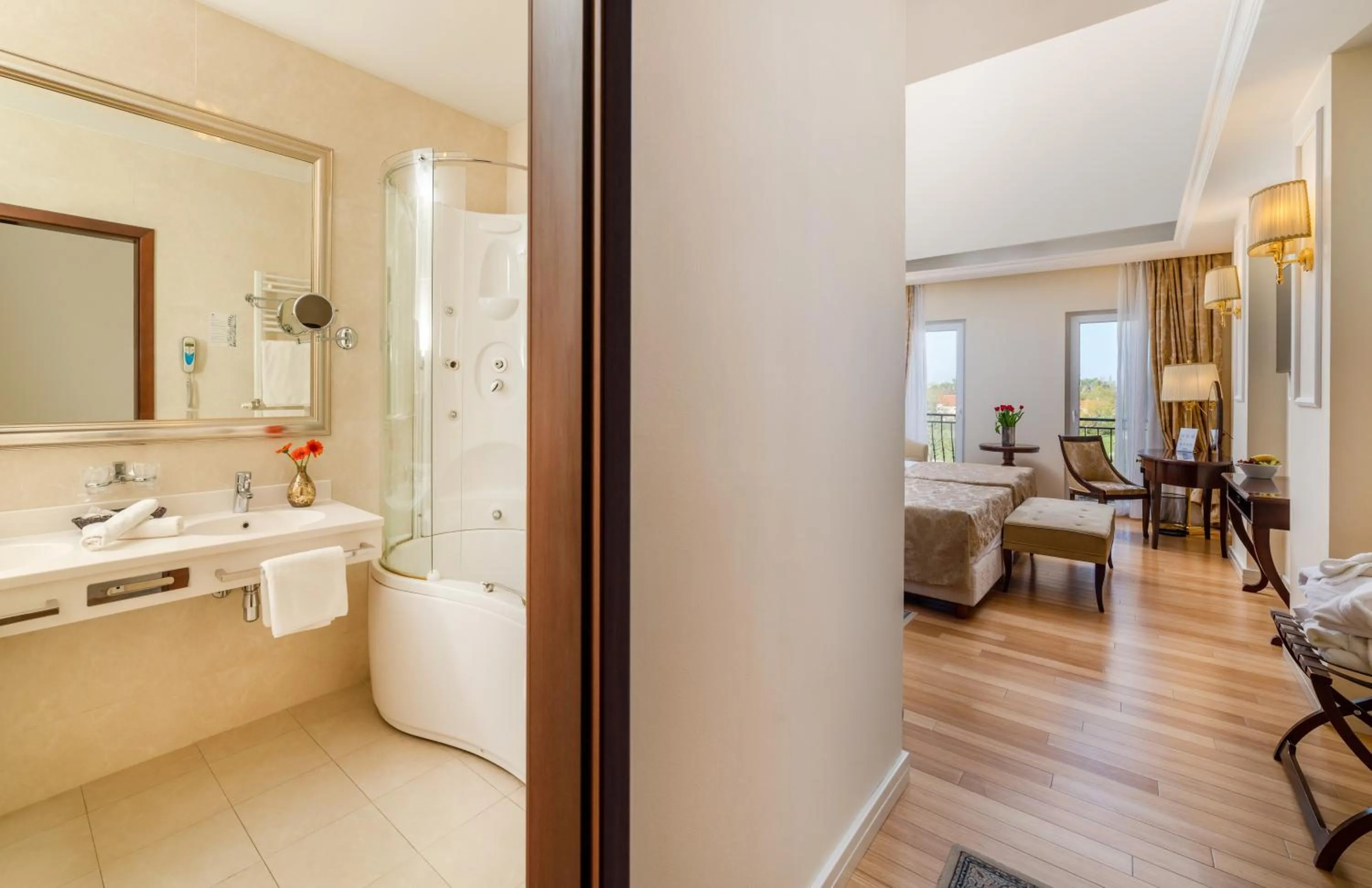 Bedroom in Hotel President Solin