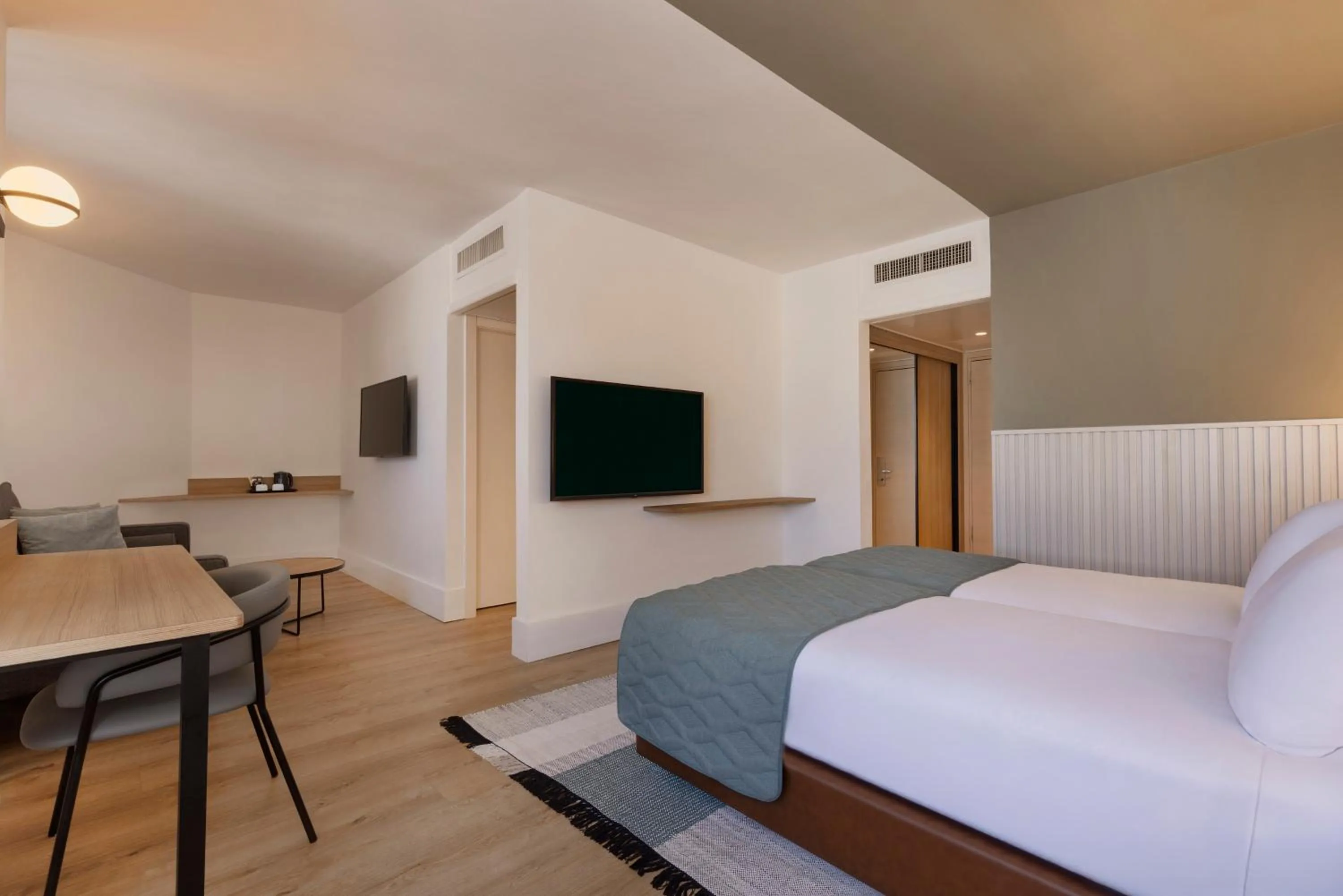 Bed in Metropolitan Hotel