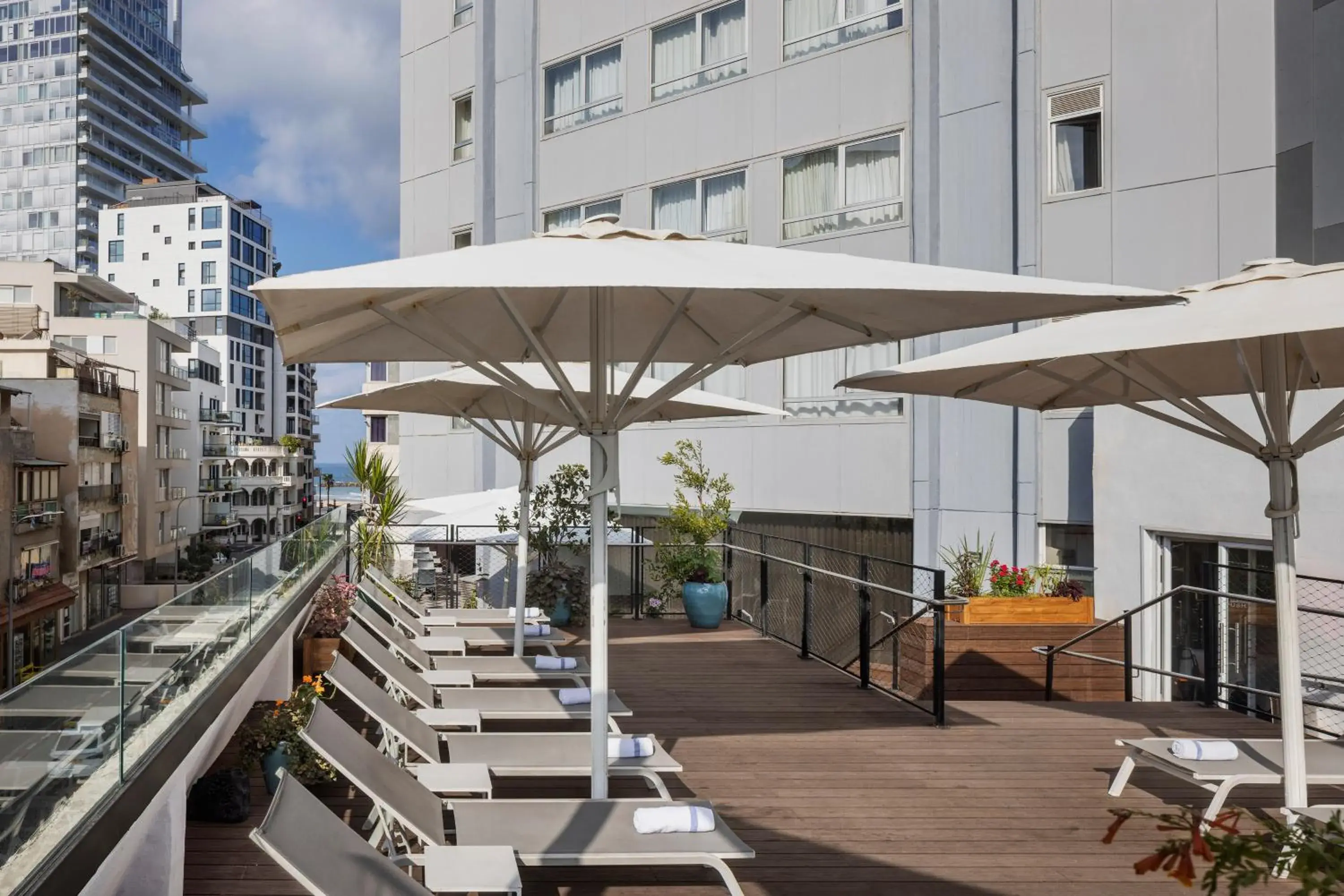 Swimming pool in Metropolitan Hotel Swimming pool in Metropolitan Hotel