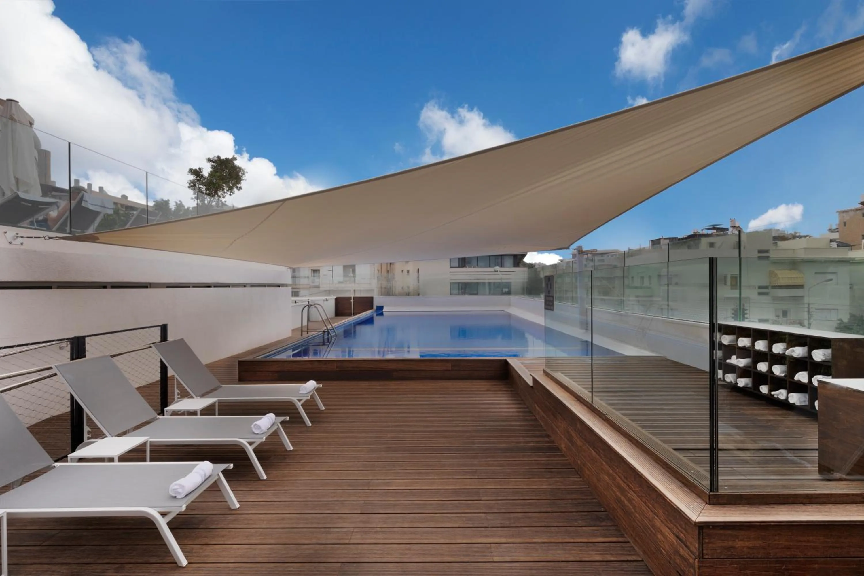 Swimming pool in Metropolitan Hotel