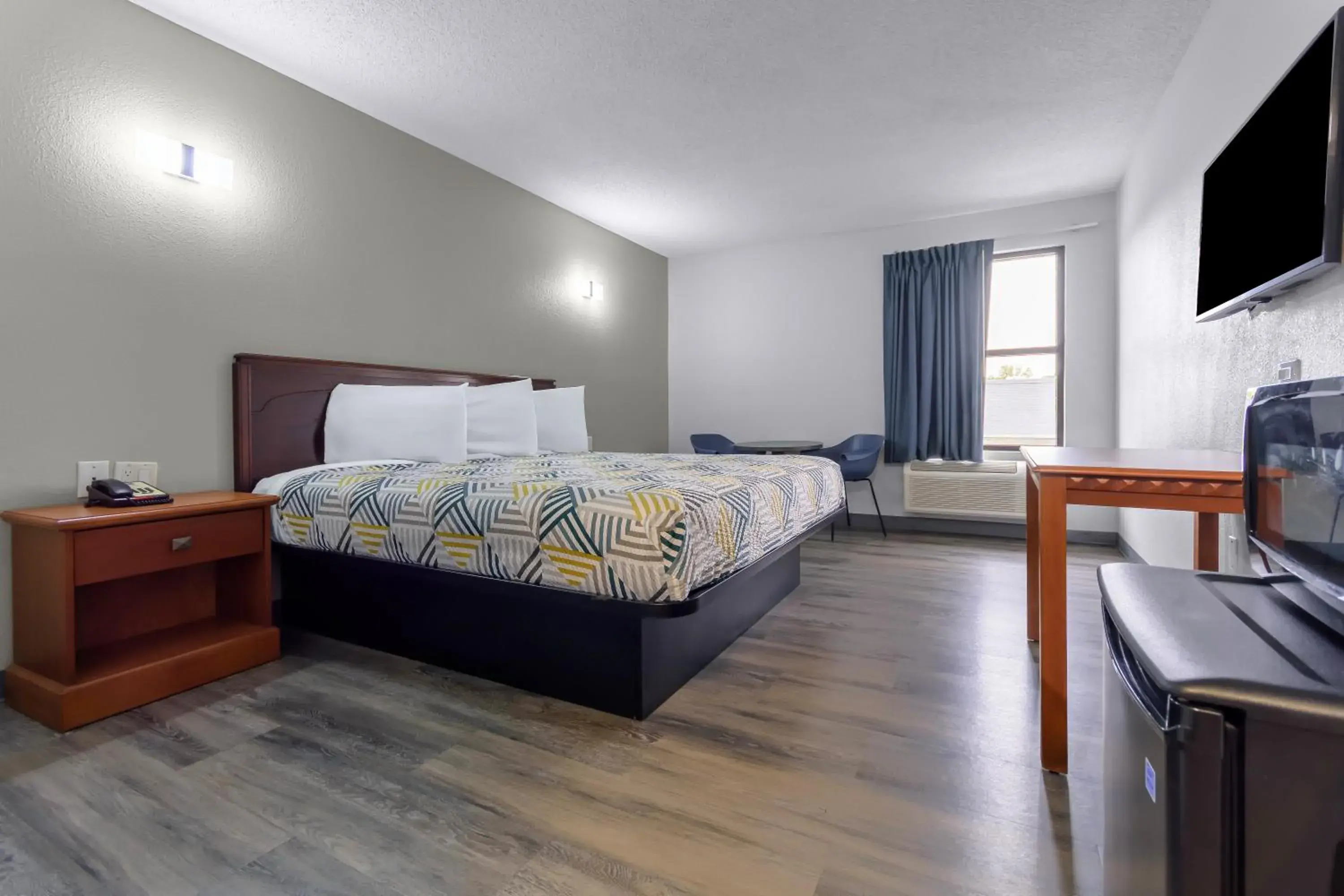 Bedroom, Bed in Motel 6 - Franklin, OH Bedroom, Bed in Motel 6 - Franklin, OH