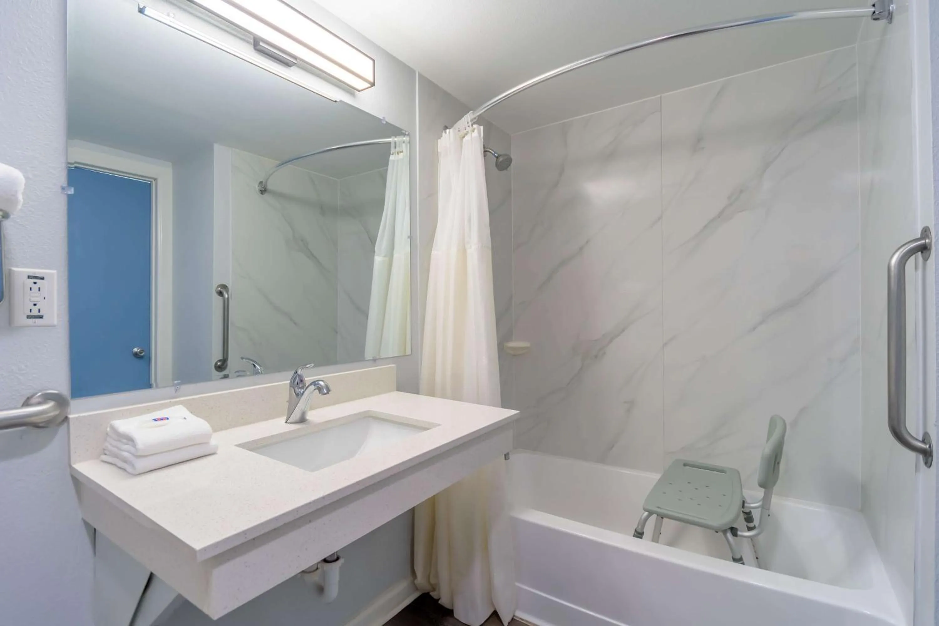 Bathroom in Motel 6 - Franklin, OH