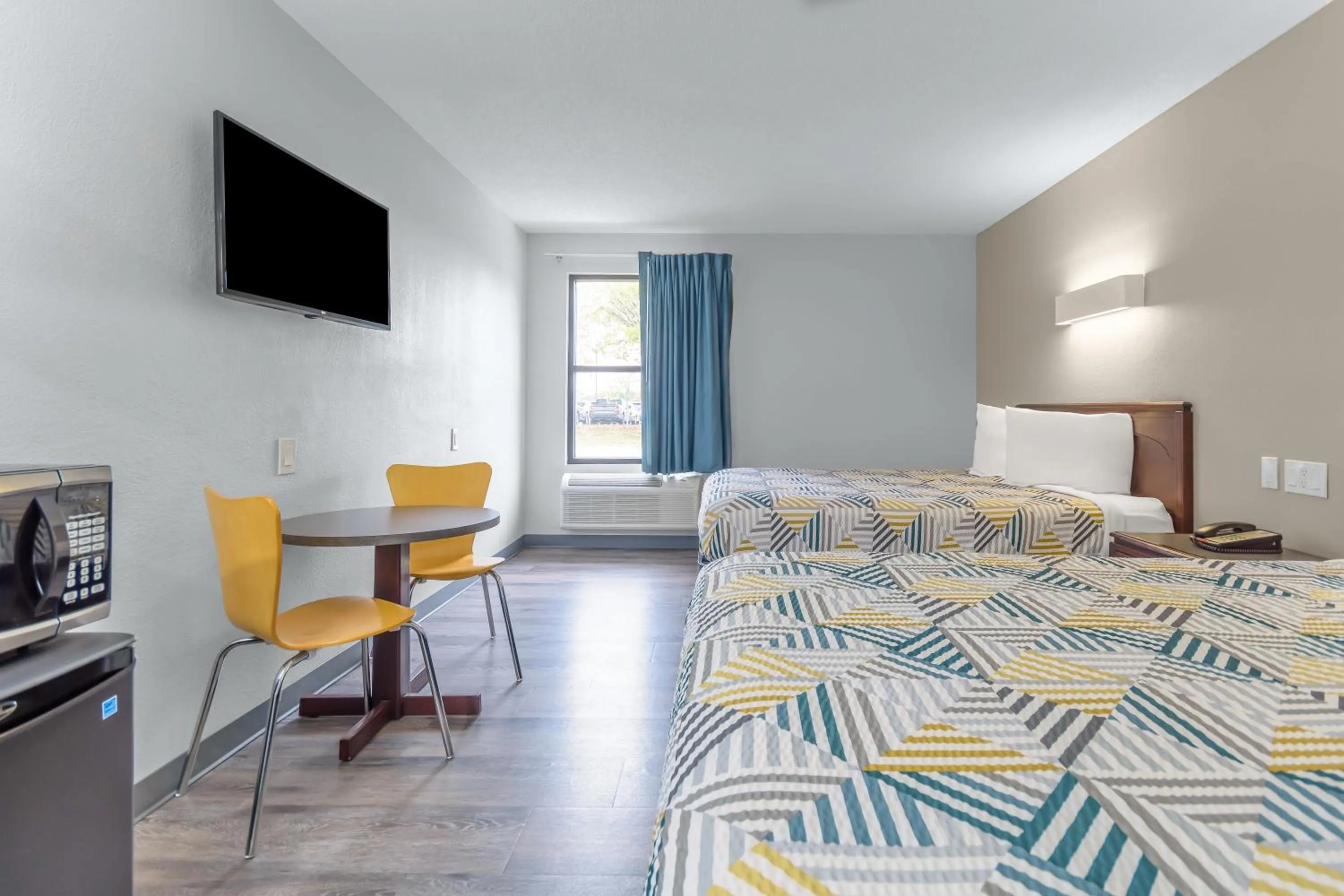 Bedroom, Bed in Motel 6 - Franklin, OH