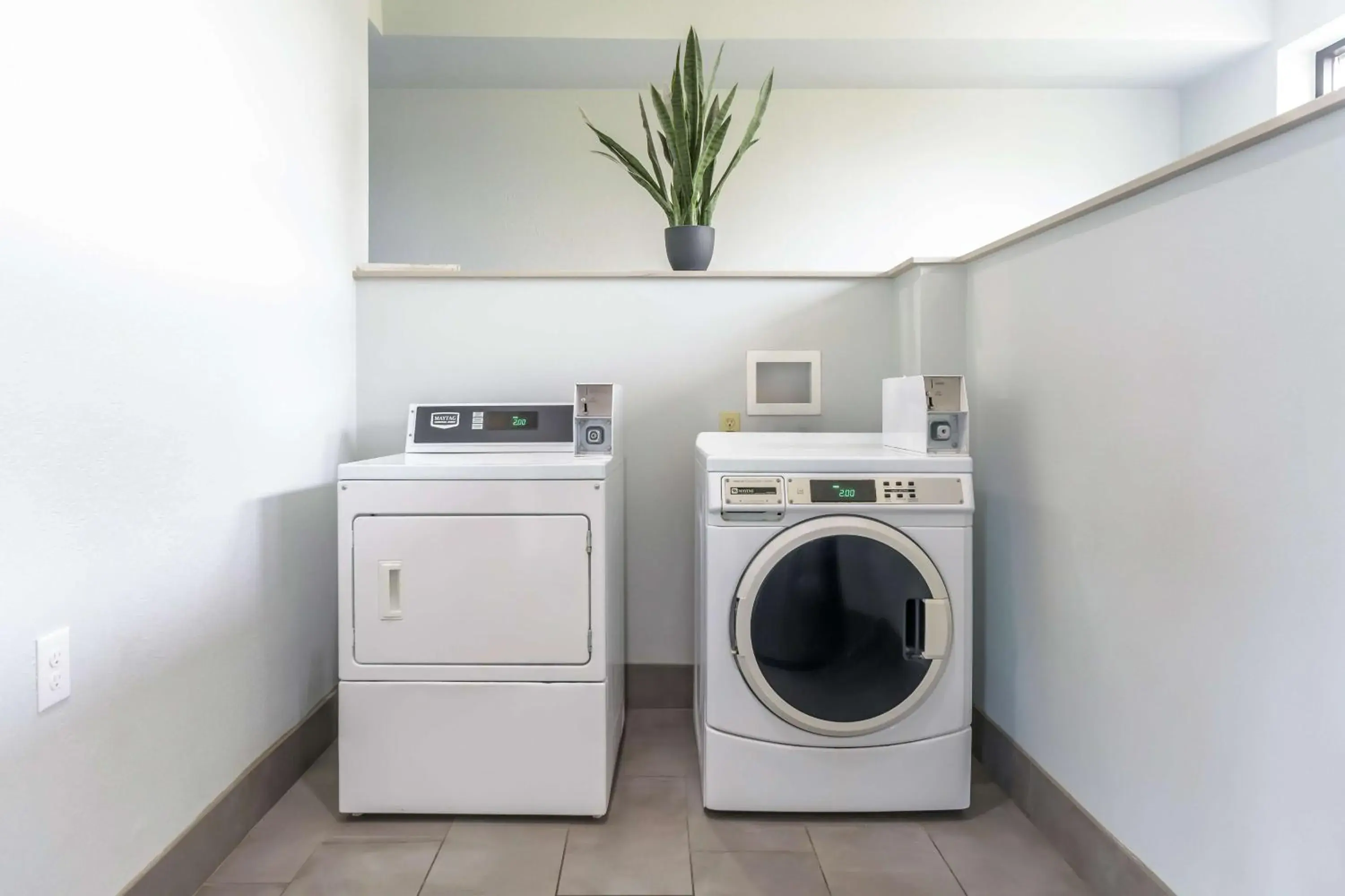 Property building in Motel 6 - Franklin, OH Property building in Motel 6 - Franklin, OH