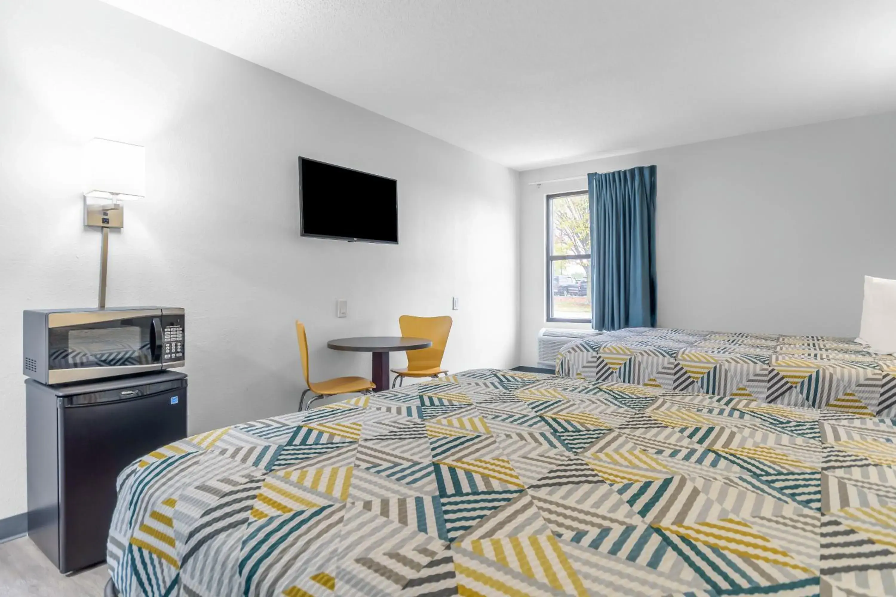 Bedroom, Bed in Motel 6 - Franklin, OH Bedroom, Bed in Motel 6 - Franklin, OH