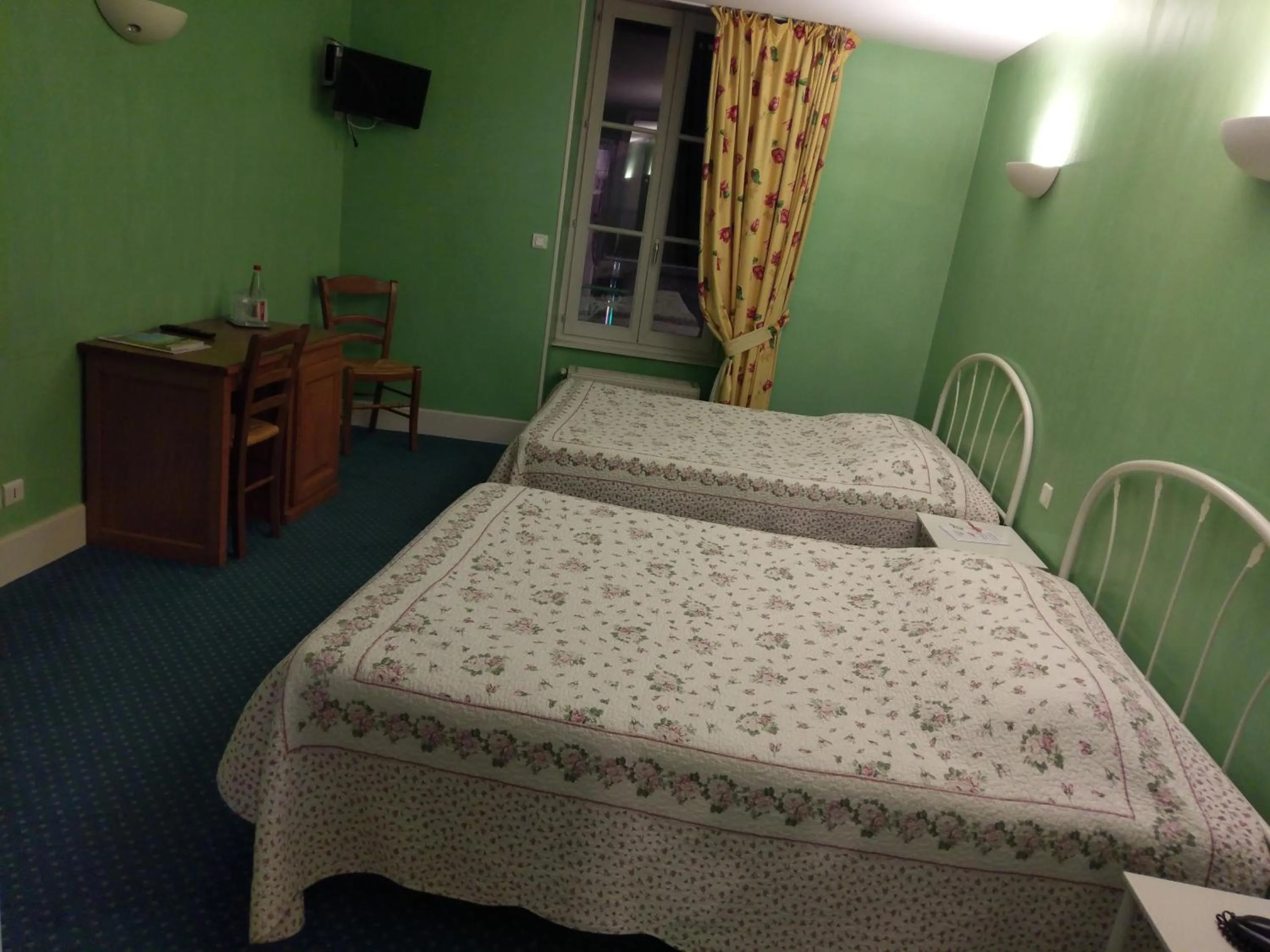 Bed in Logis de L'Europe Restaurant Le Cepage