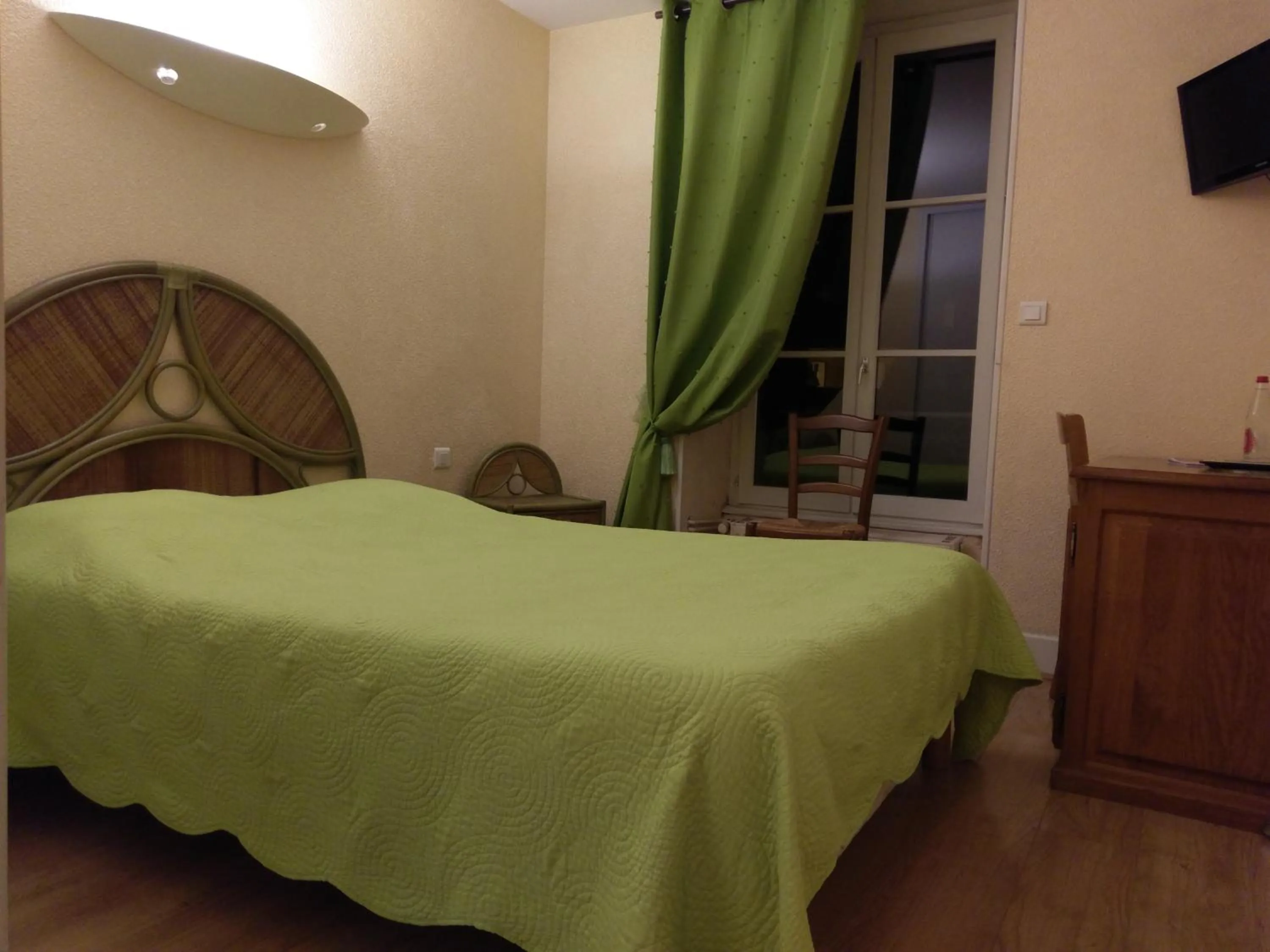 Bed in Logis de L'Europe Restaurant Le Cepage