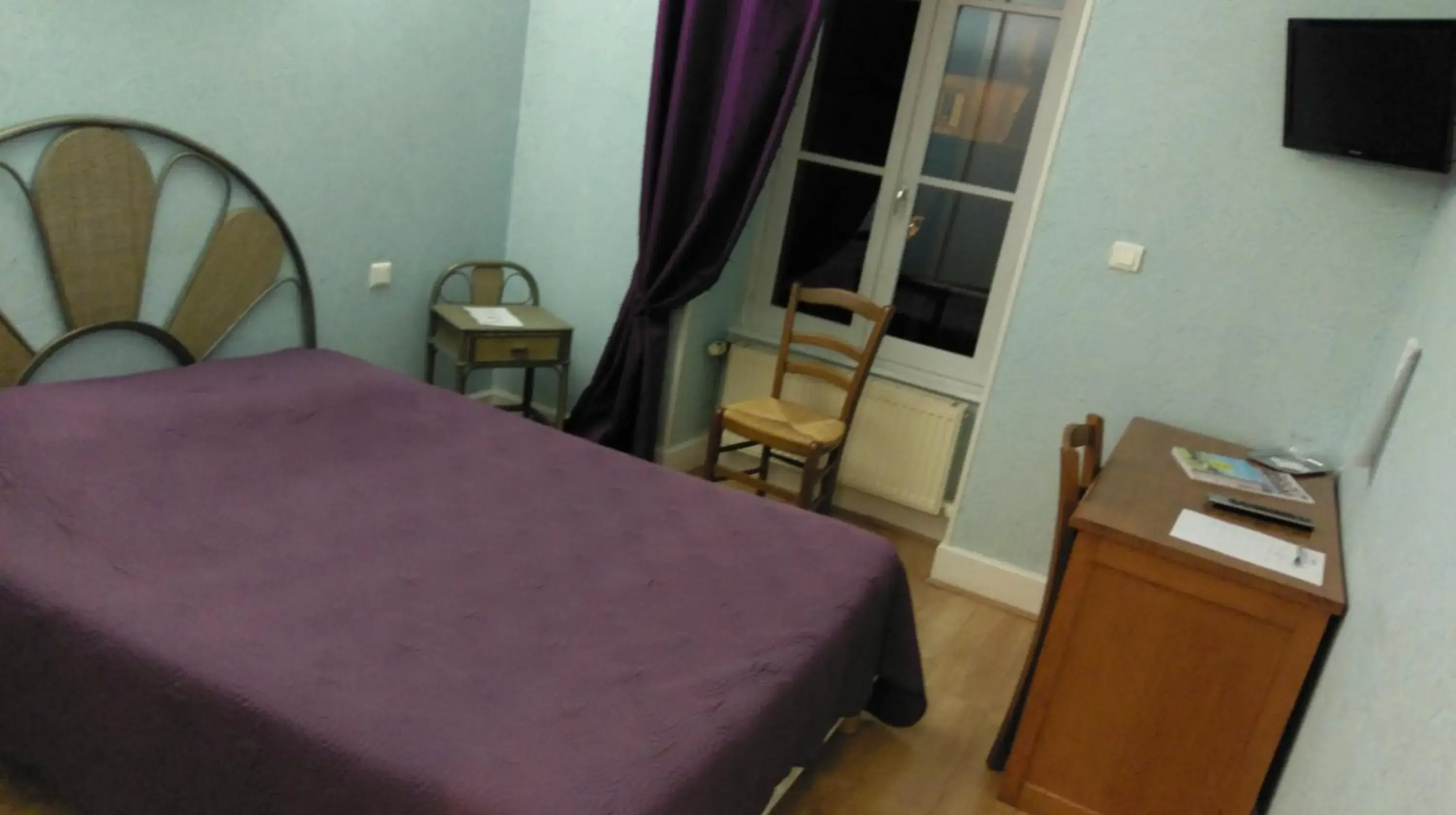 Double Room - single occupancy in Logis de L'Europe Restaurant Le Cepage Double Room - single occupancy in Logis de L'Europe Restaurant Le Cepage