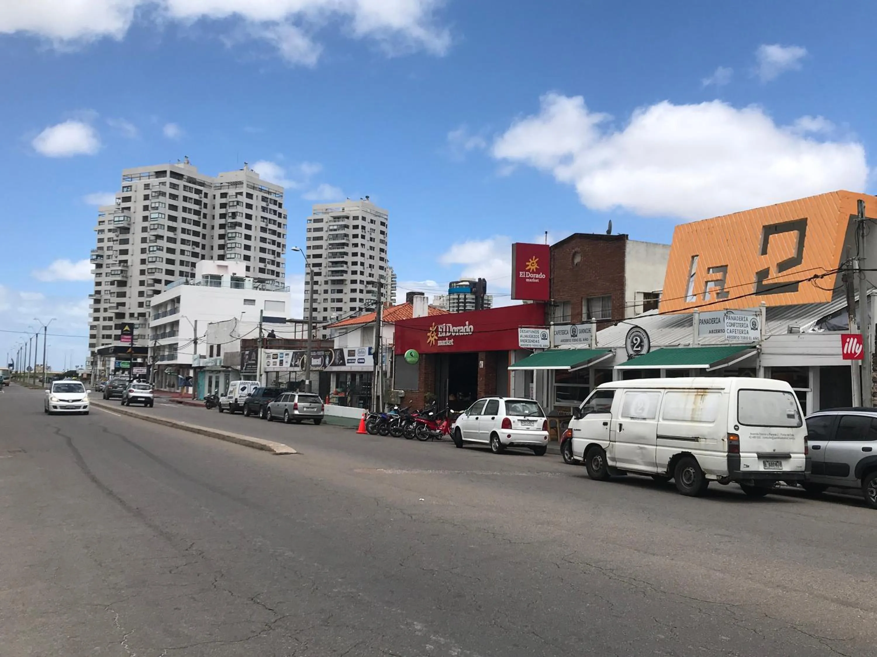 Supermarket/grocery shop in Edificio Seventy