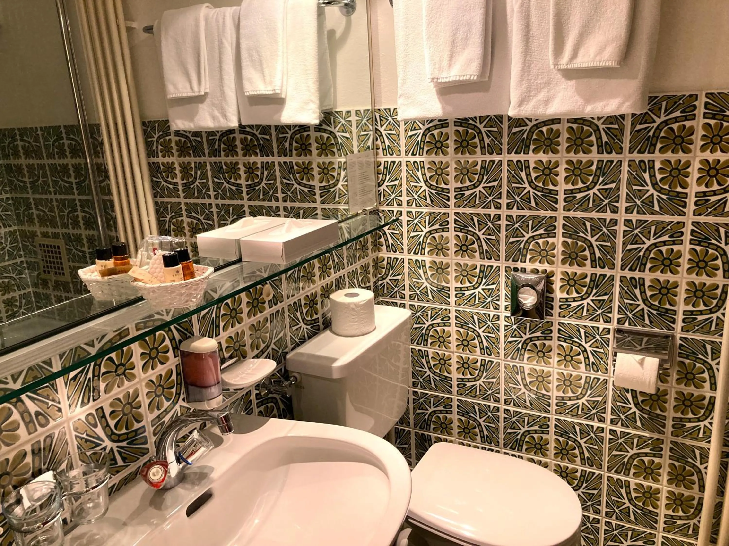 Bathroom in Villa Siesta, Park & Pool Living