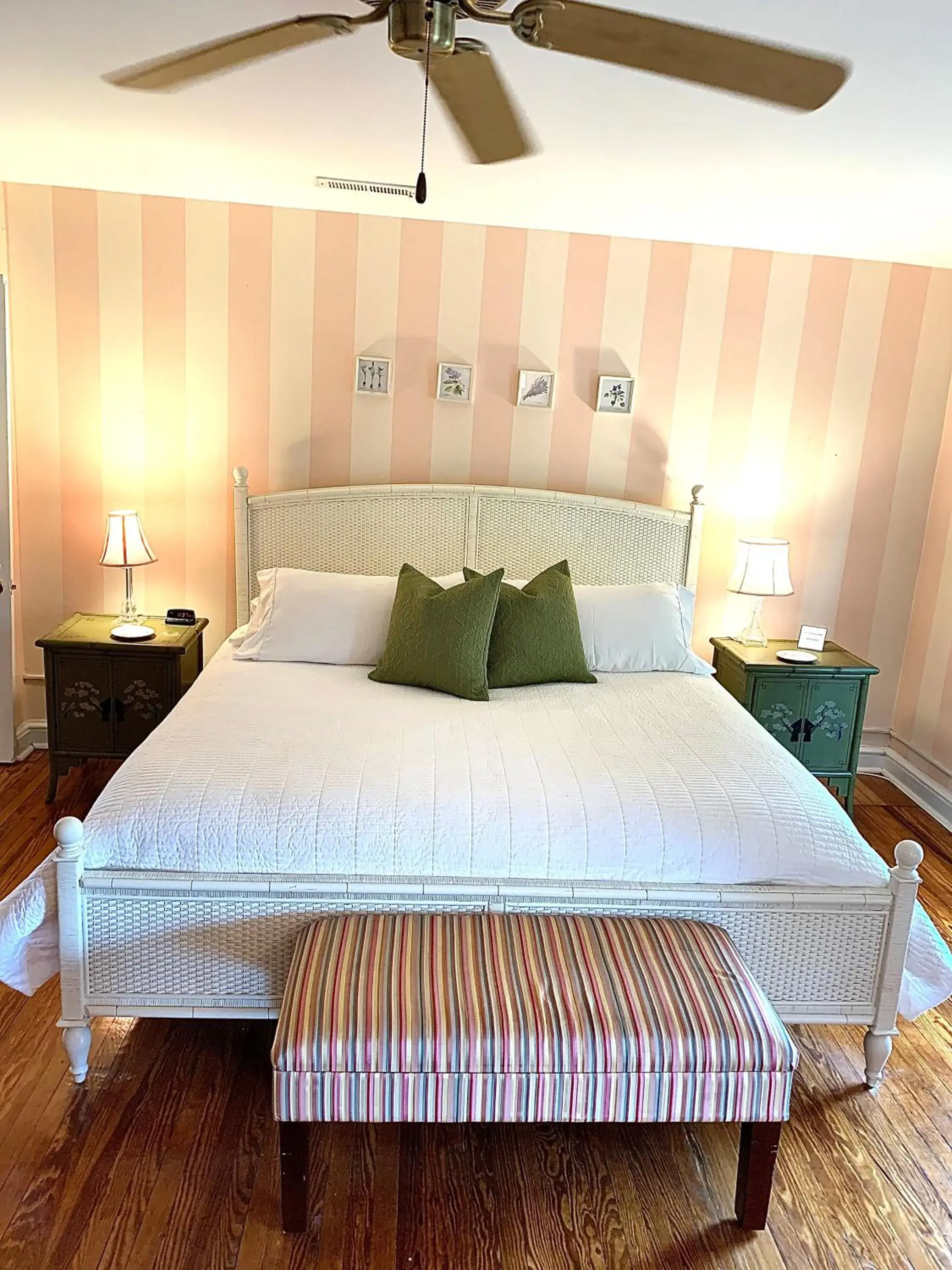 King Room in The Lily Inn - Burlington King Room in The Lily Inn - Burlington