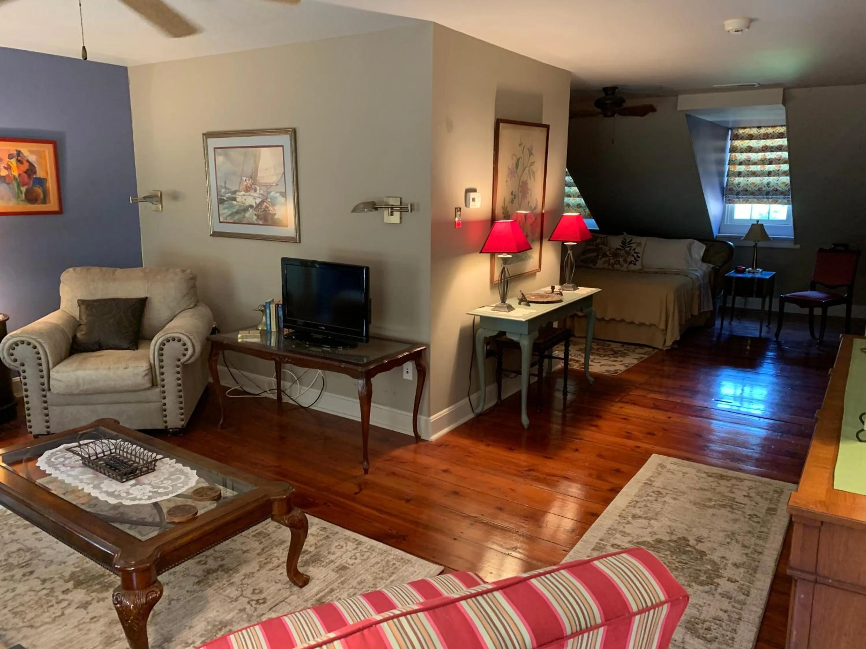 Photo of the whole room in The Lily Inn - Burlington