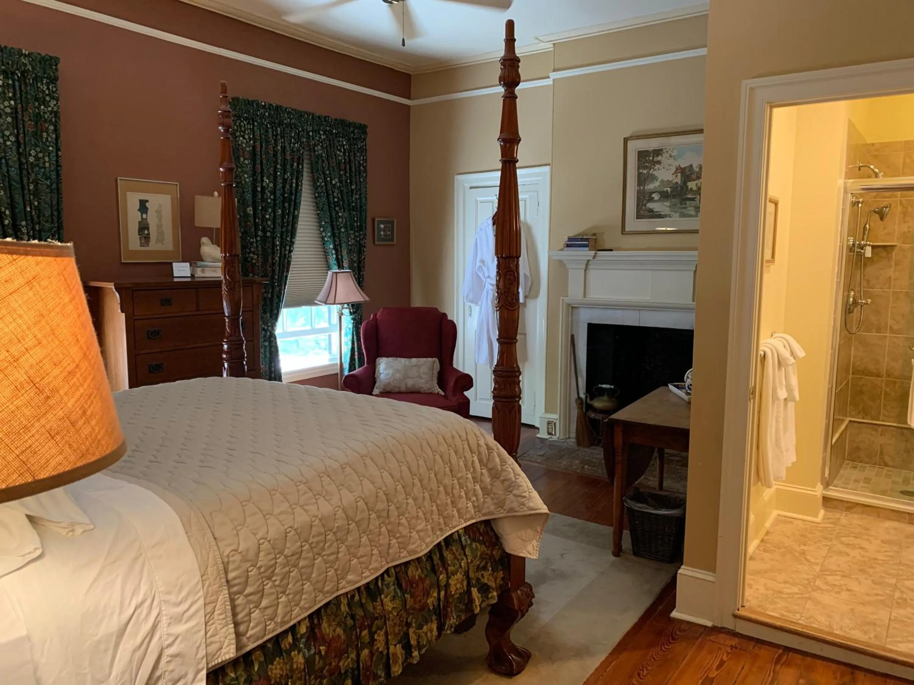 Photo of the whole room, Bed in The Lily Inn - Burlington