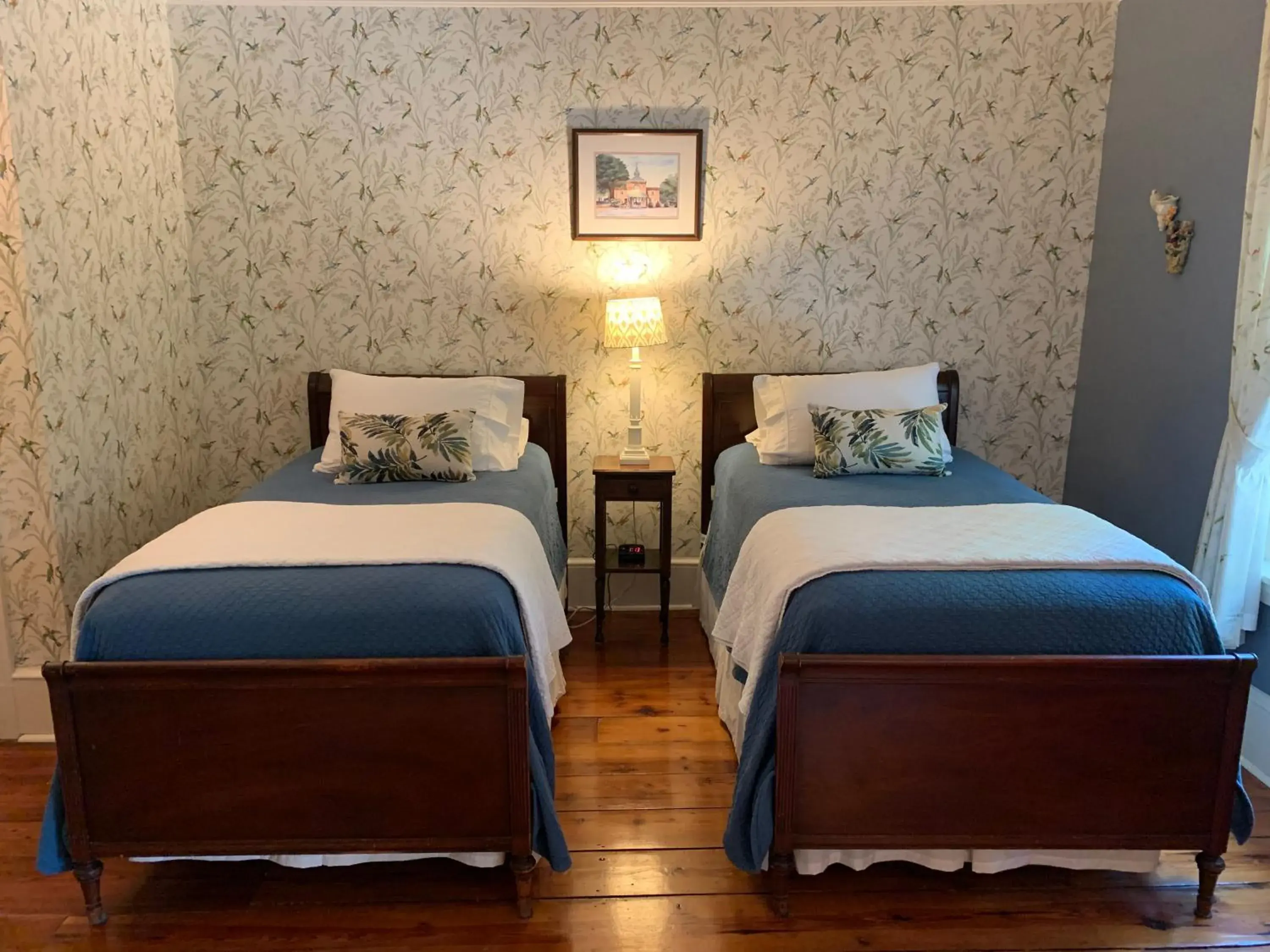 Double Room with Two Single Beds in The Lily Inn - Burlington Double Room with Two Single Beds in The Lily Inn - Burlington