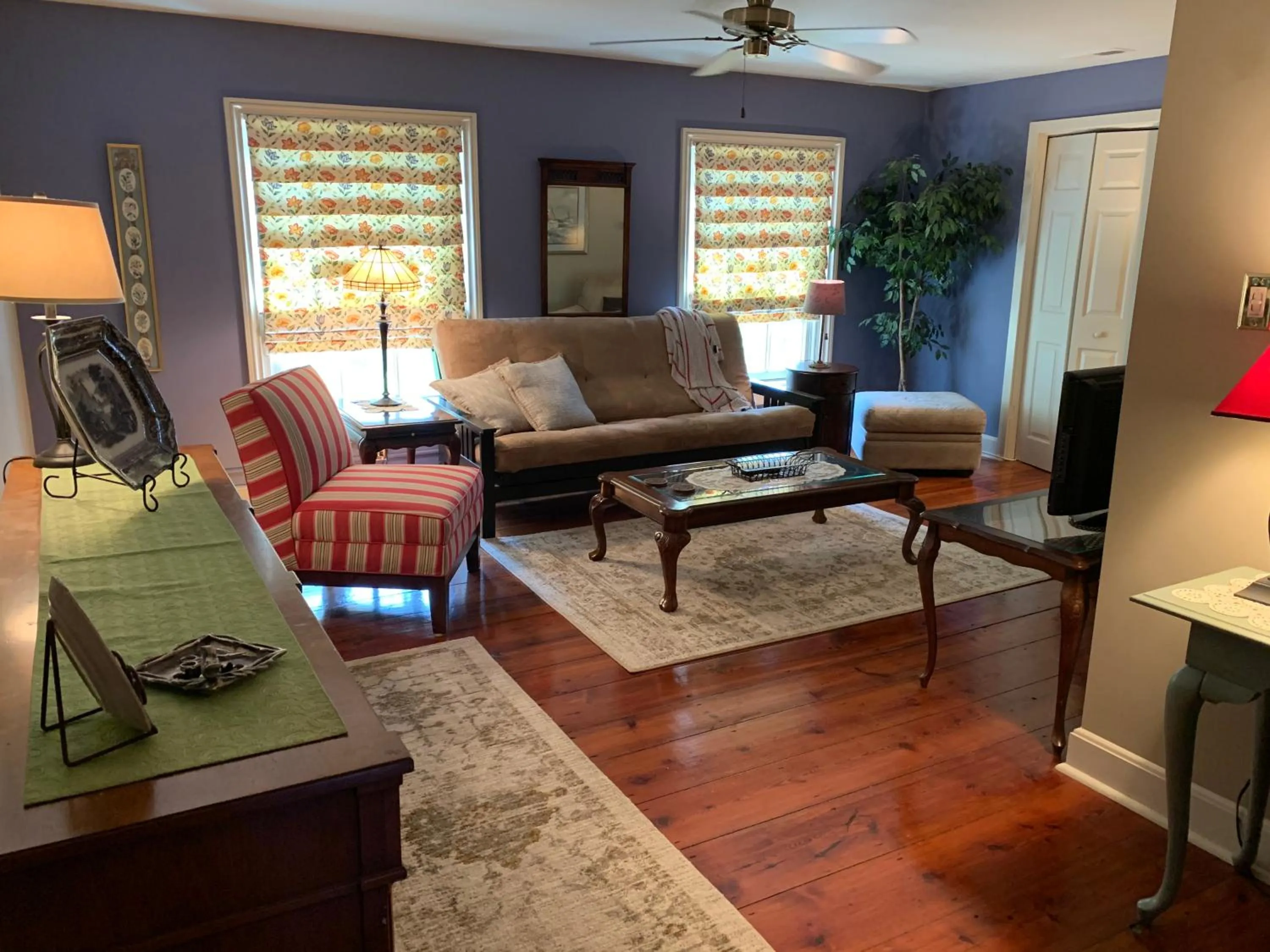 Seating area in The Lily Inn - Burlington