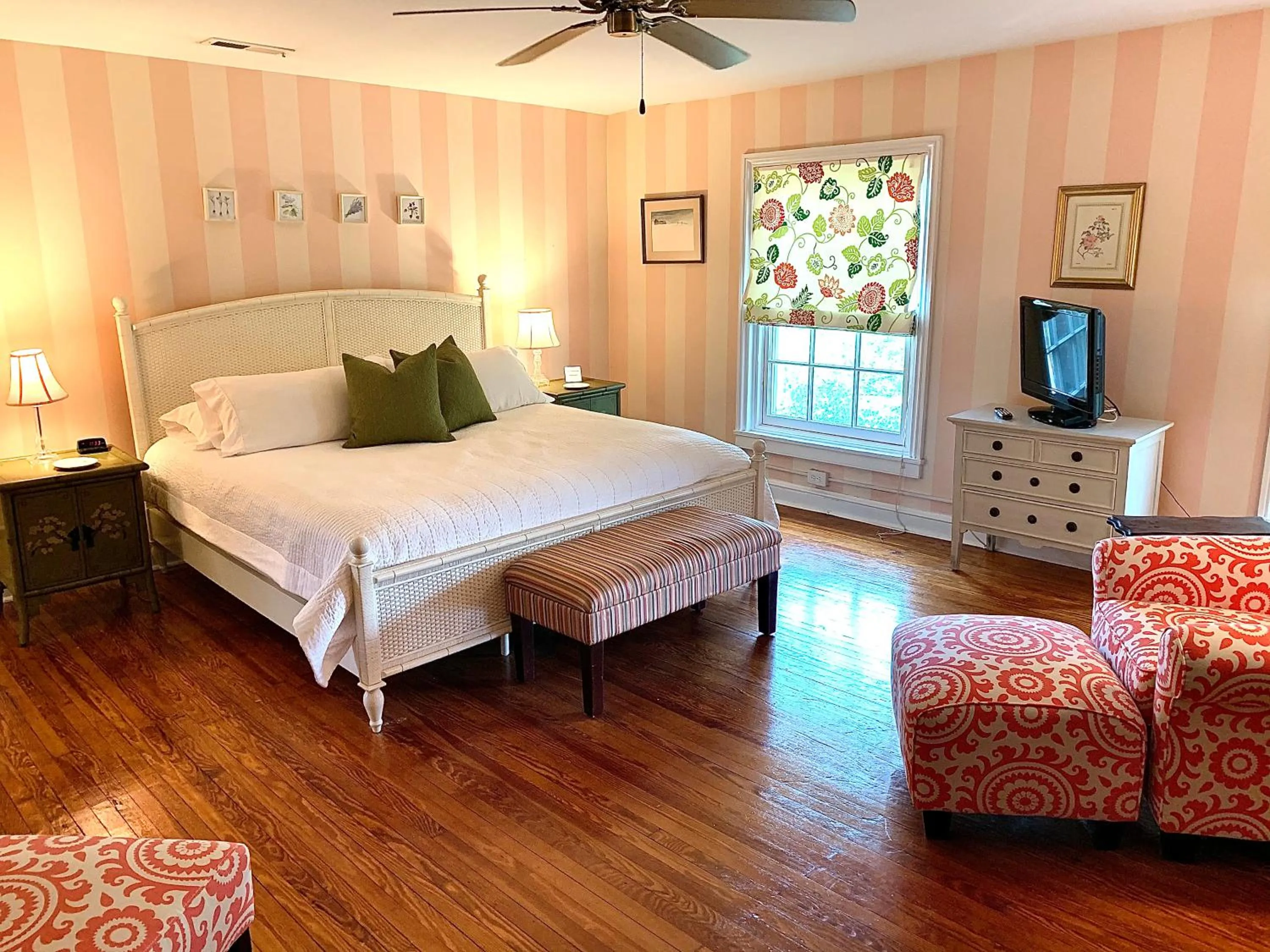 Bedroom, Bed in The Lily Inn - Burlington