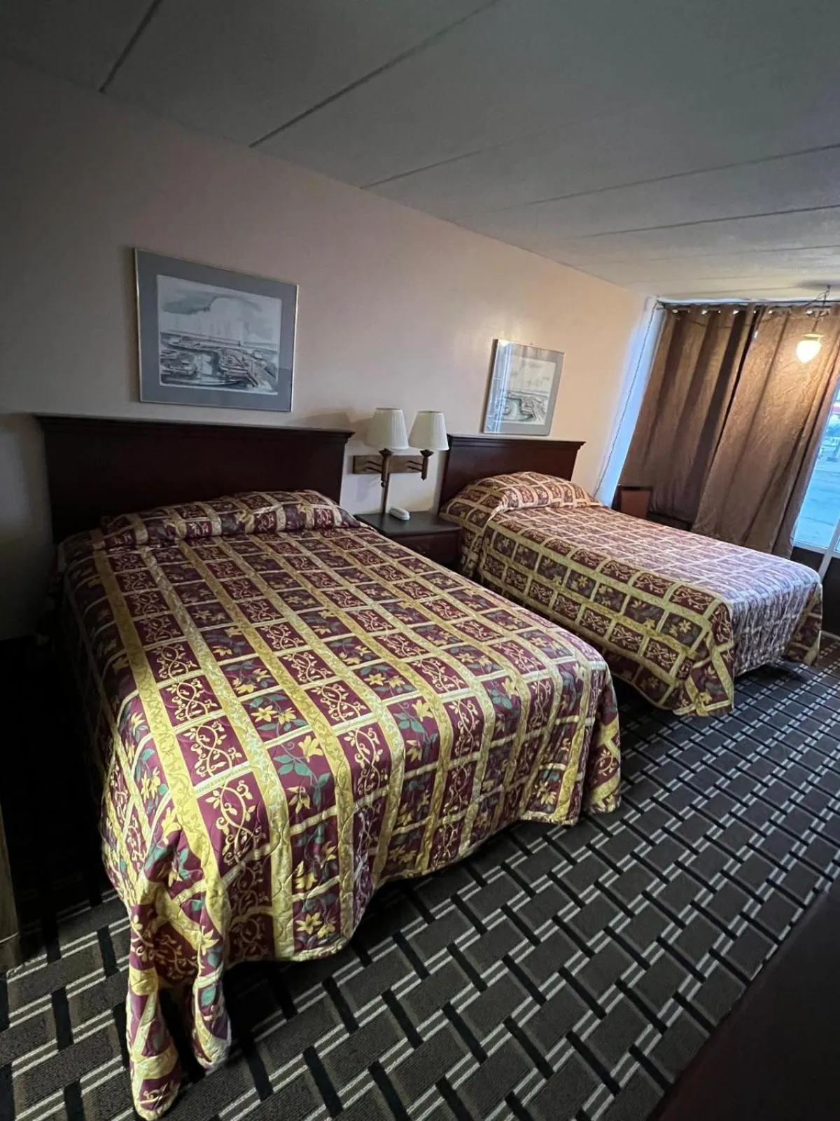 Bedroom, Bed in Budget Host Village Inn