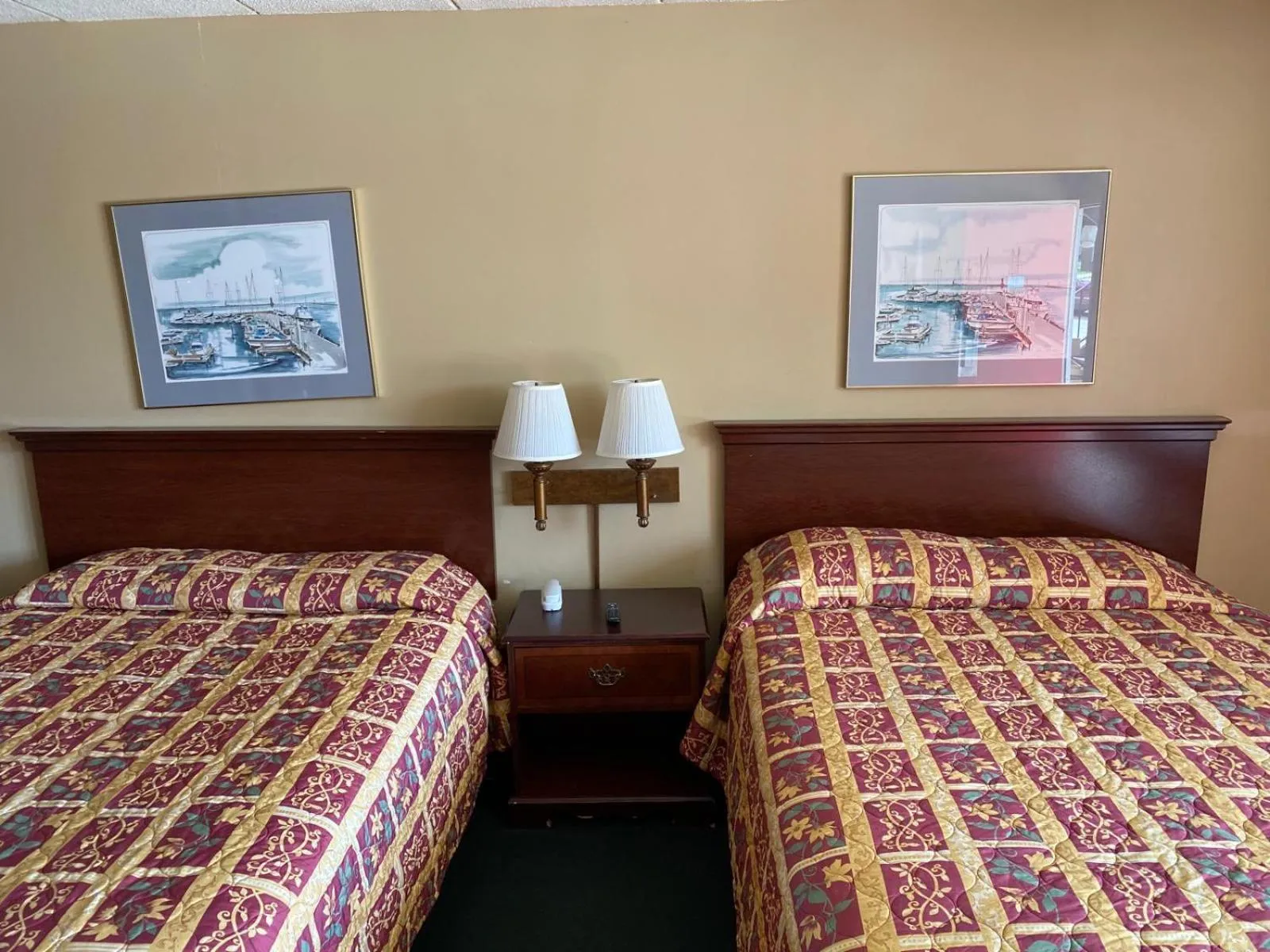Bedroom, Bed in Budget Host Village Inn