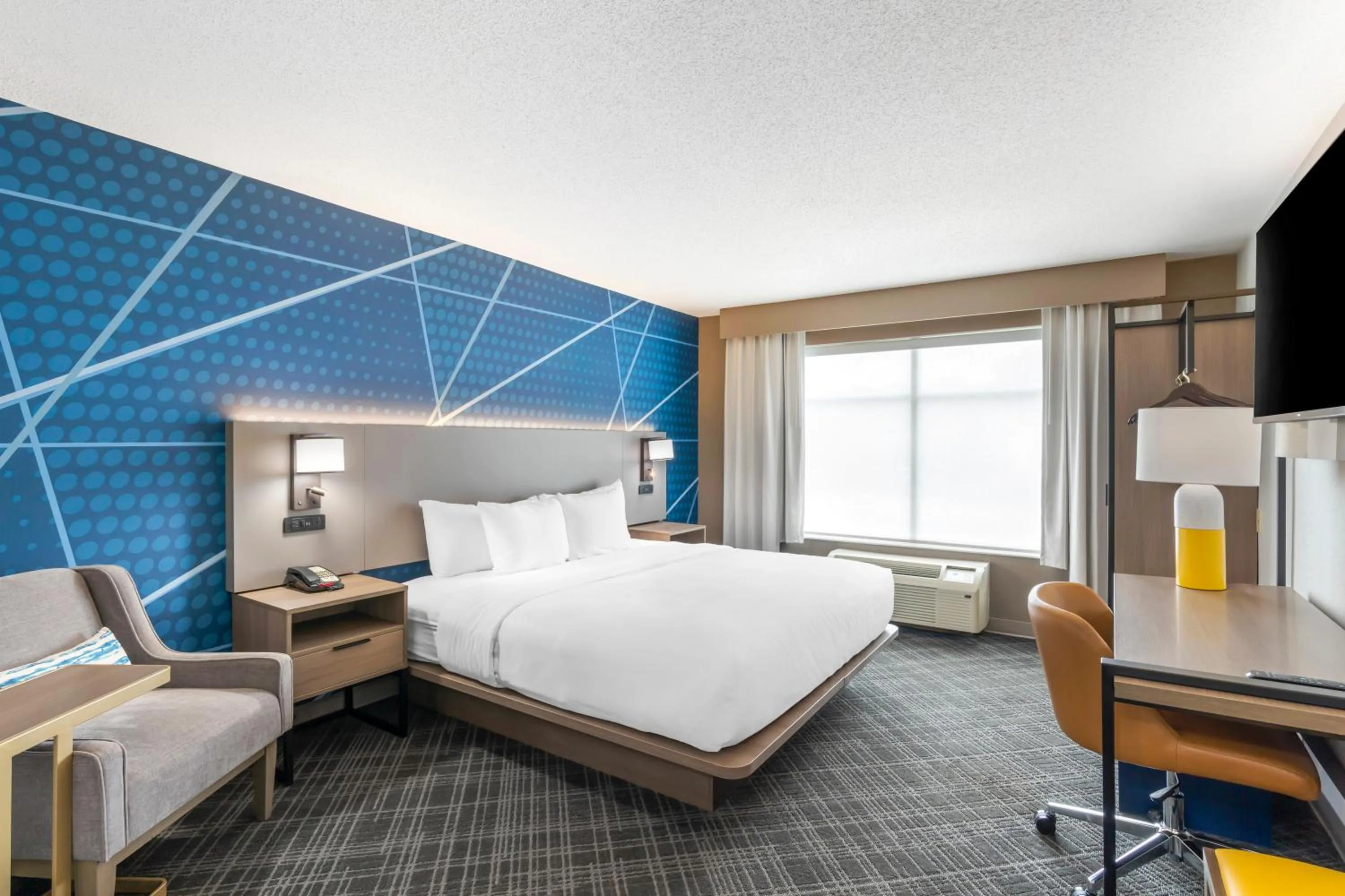 Bedroom, Bed in Comfort Inn & Suites Hampton near Coliseum