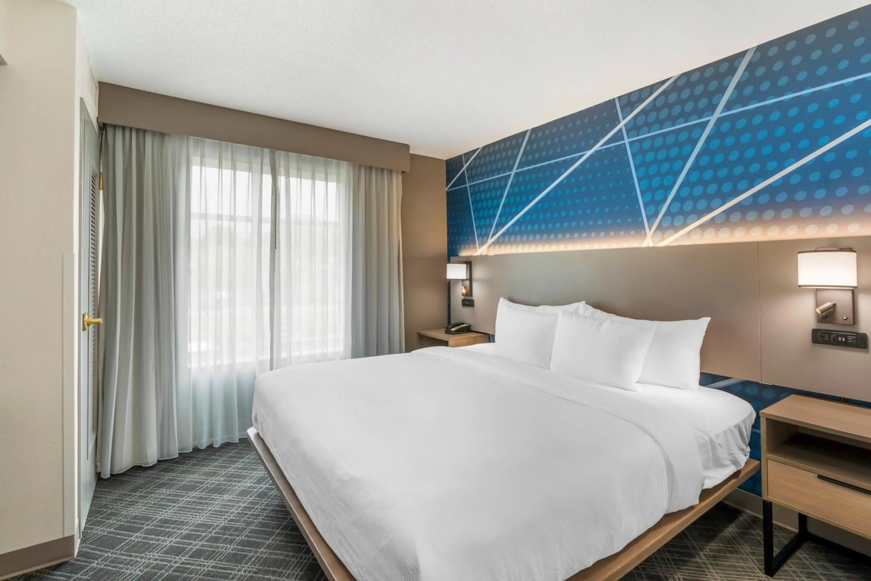 Bed in Comfort Inn & Suites Hampton near Coliseum