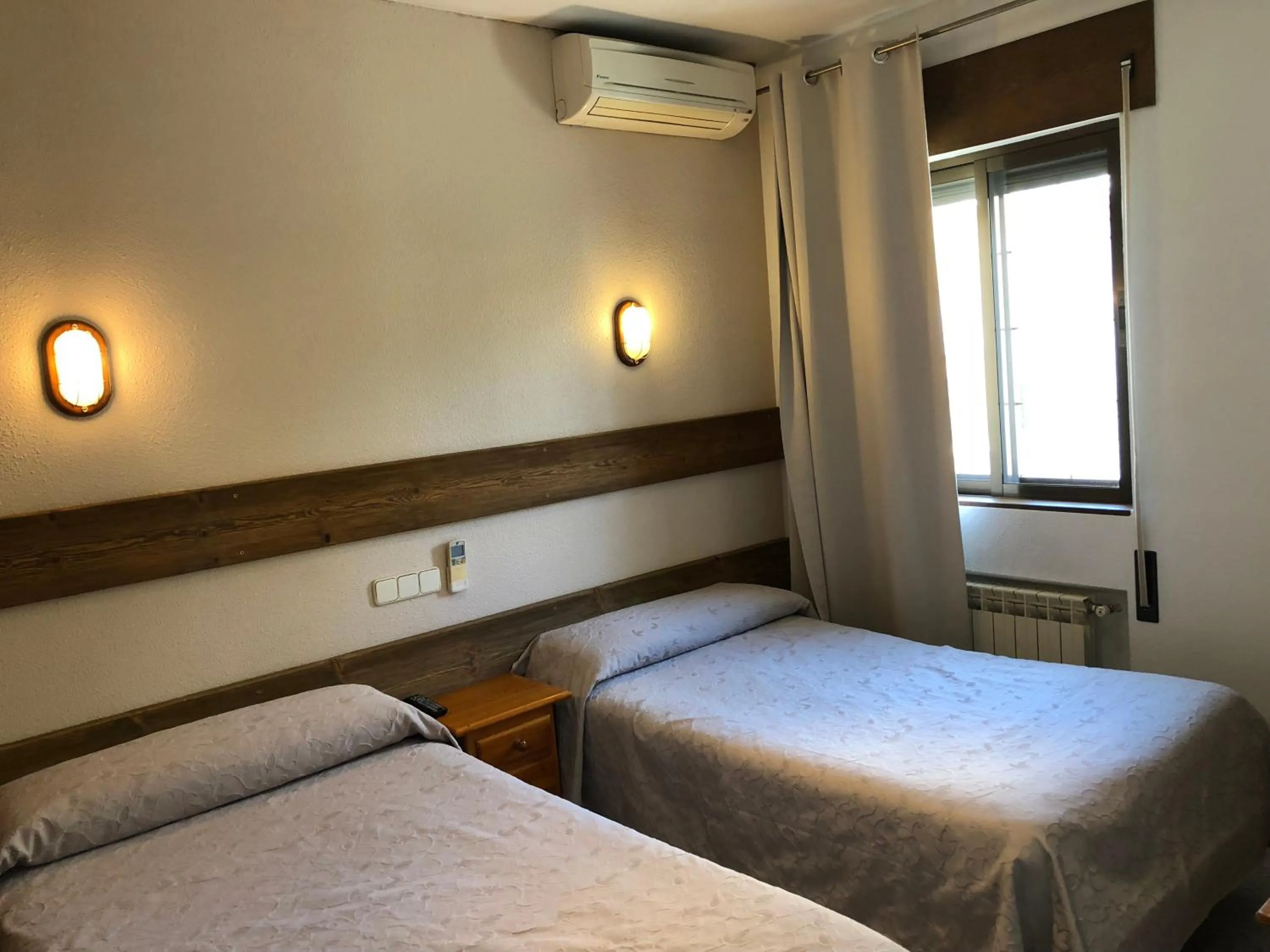 Photo of the whole room, Bed in El Colorín