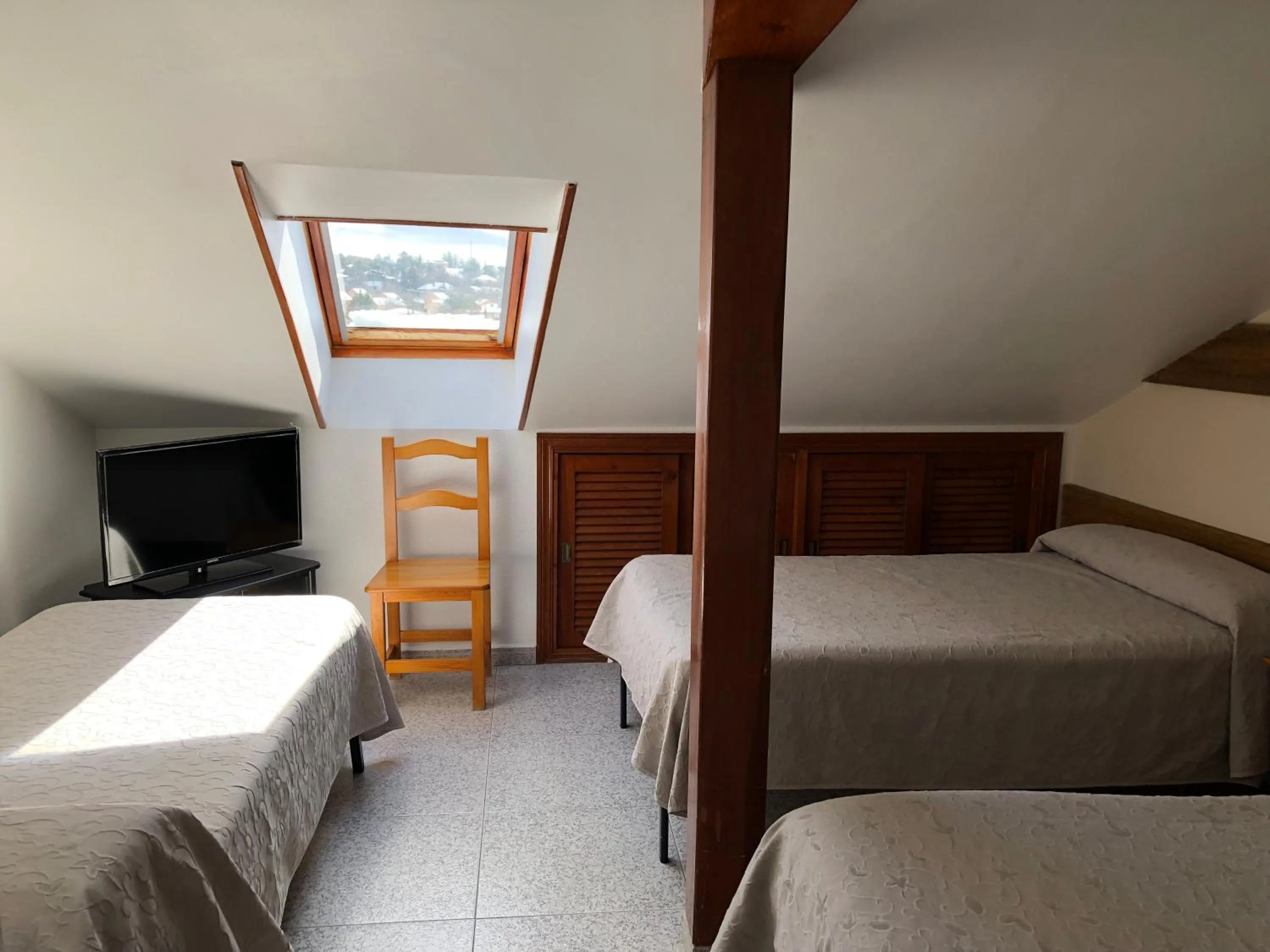 Photo of the whole room, Bed in El Colorín