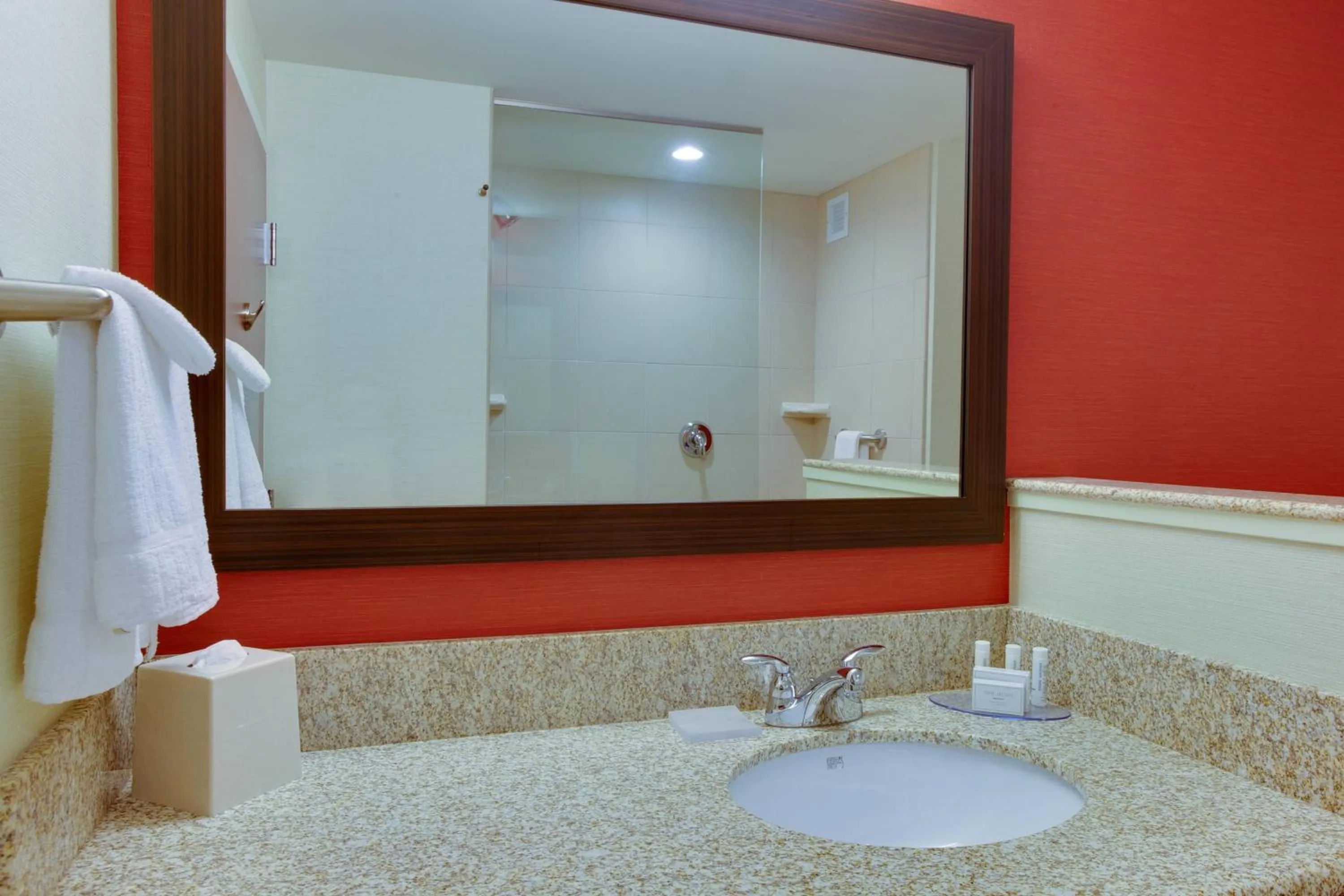 Bathroom in Courtyard by Marriott Pittsburgh North/Cranberry Woods