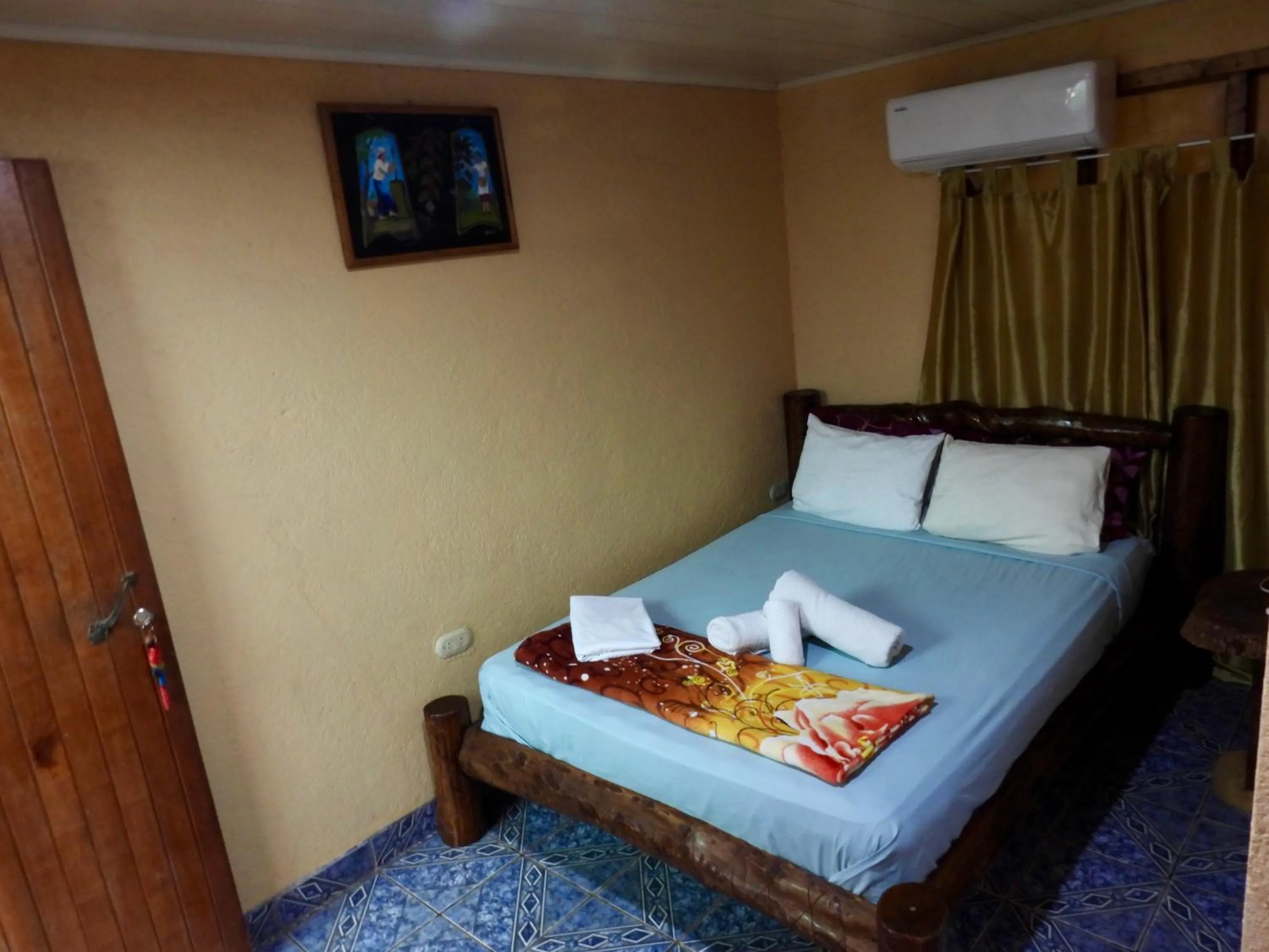 Bed in Iguanitas Lodge