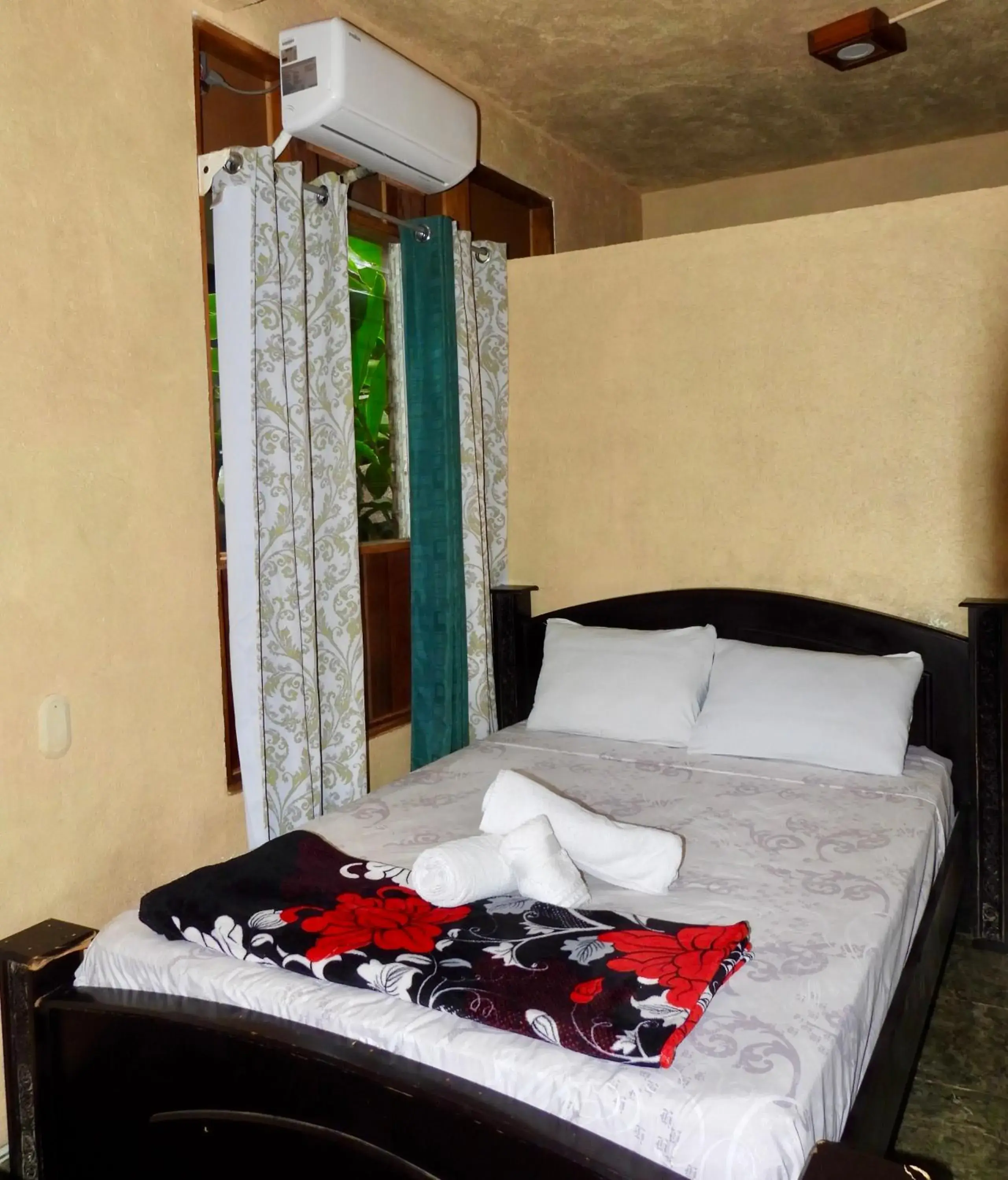Small Twin Room - single occupancy in Iguanitas Lodge Small Twin Room - single occupancy in Iguanitas Lodge