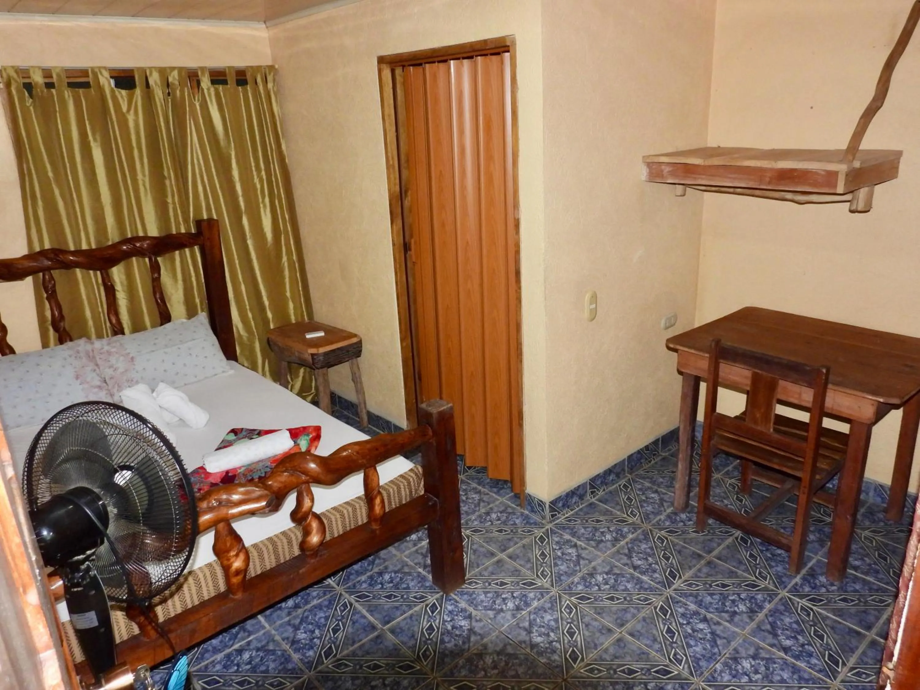 Bed in Iguanitas Lodge