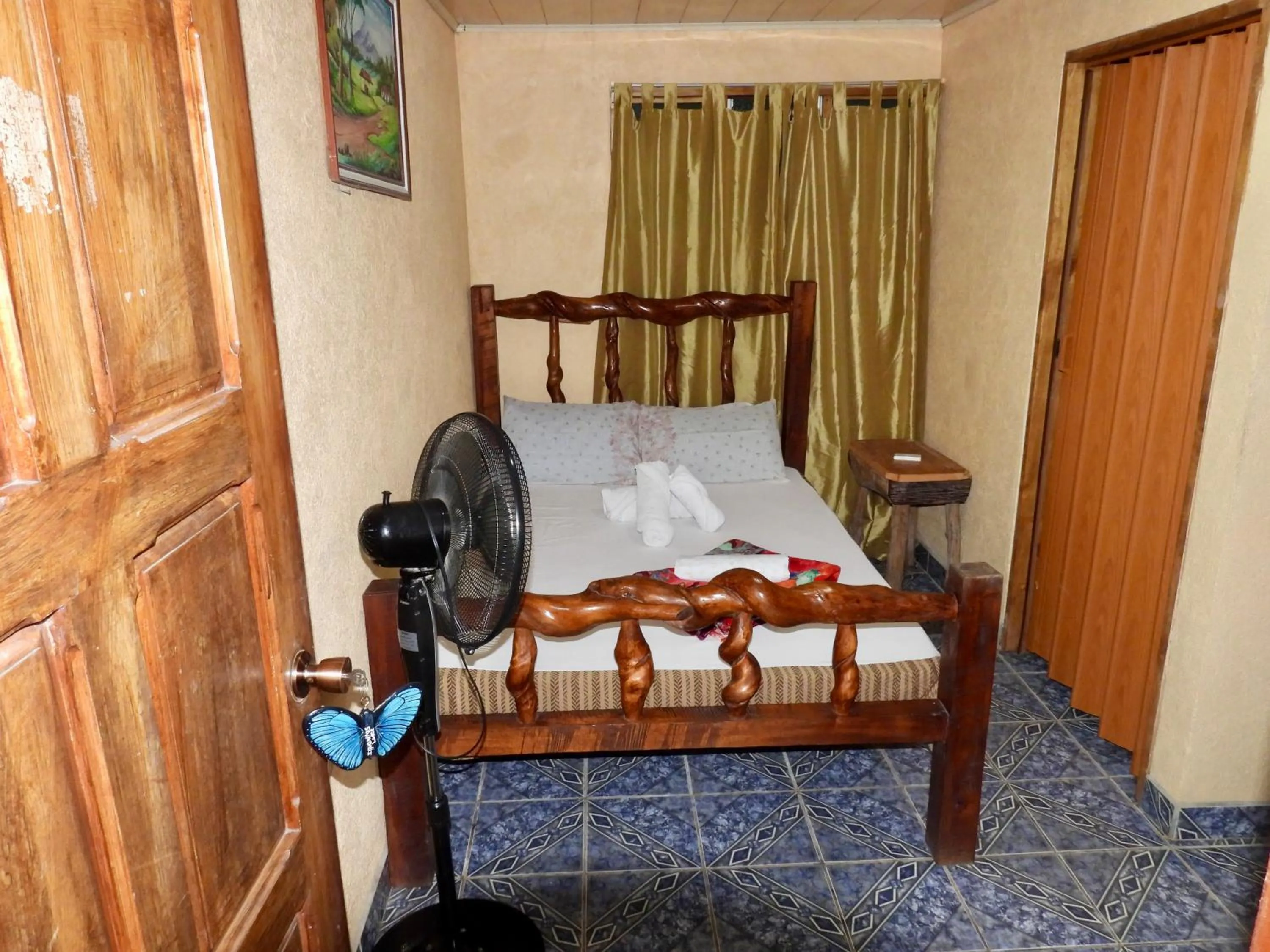 Bed in Iguanitas Lodge