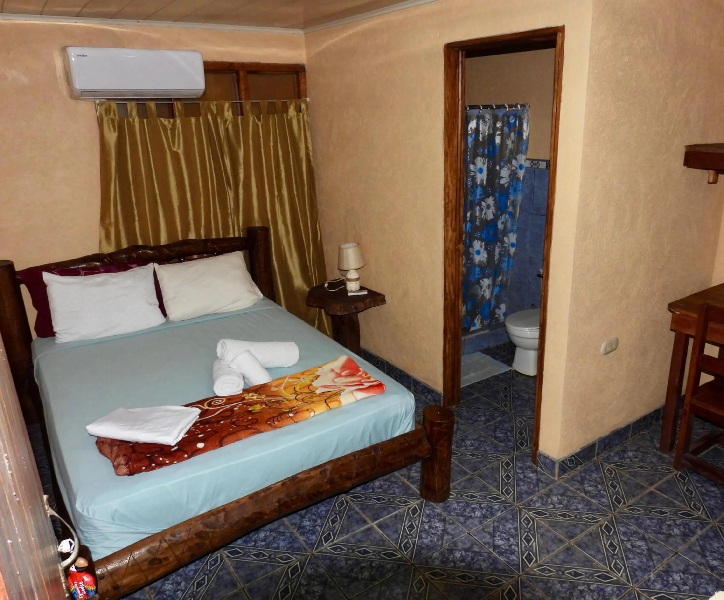 Bed in Iguanitas Lodge