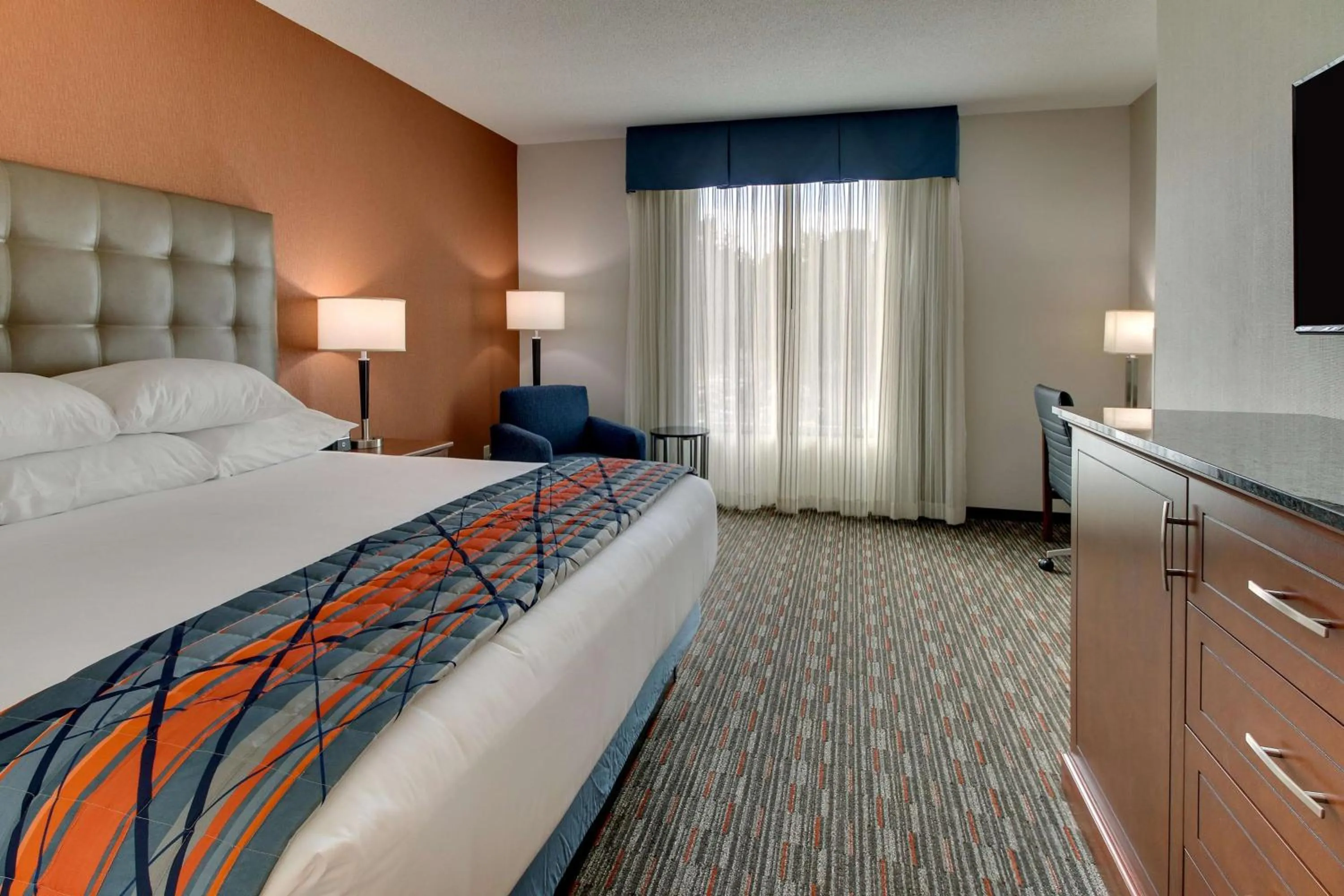 Bedroom, Bed in Drury Inn & Suites Knoxville West