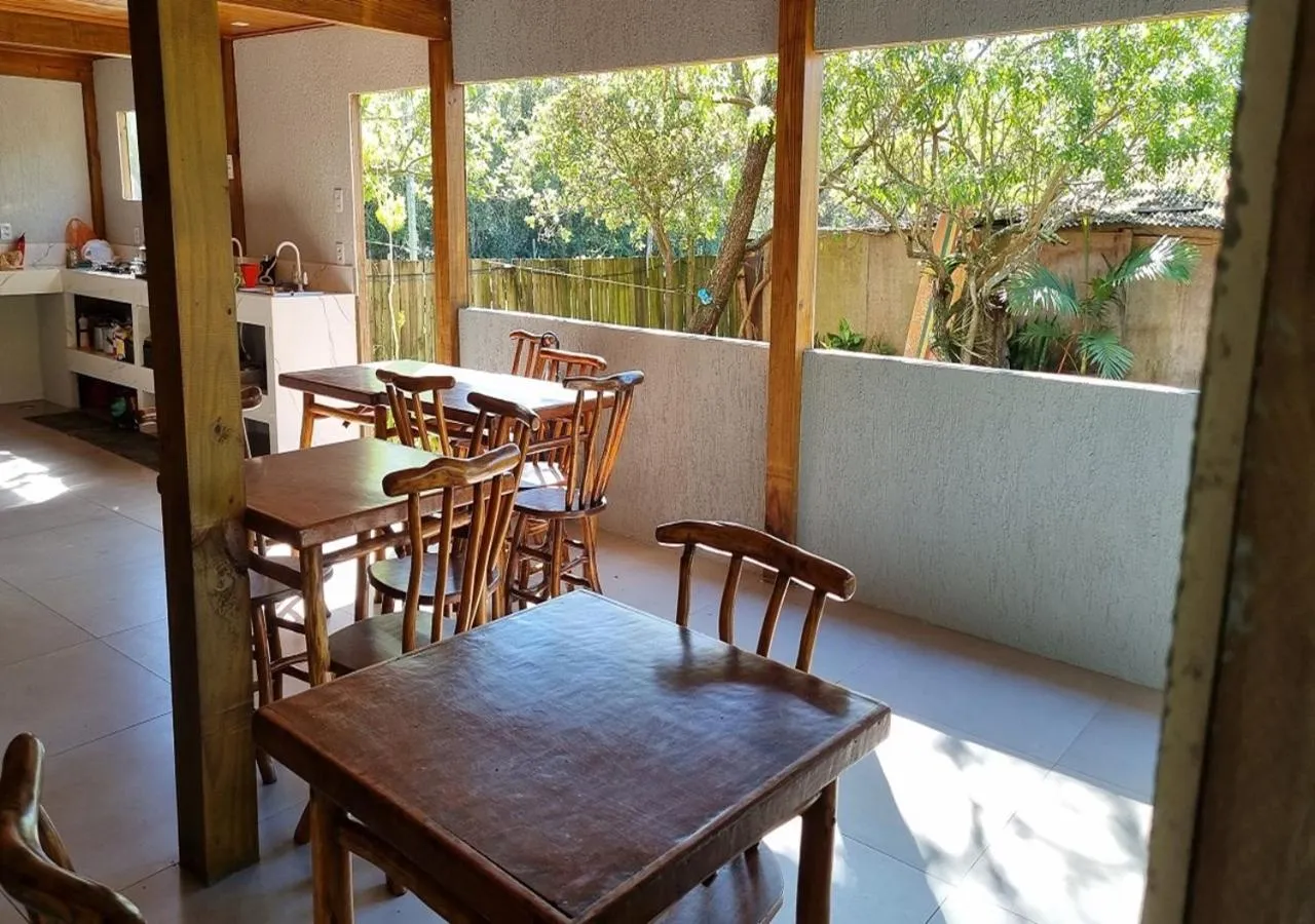 Dining area in Arte da Tribo Hostel & Camping