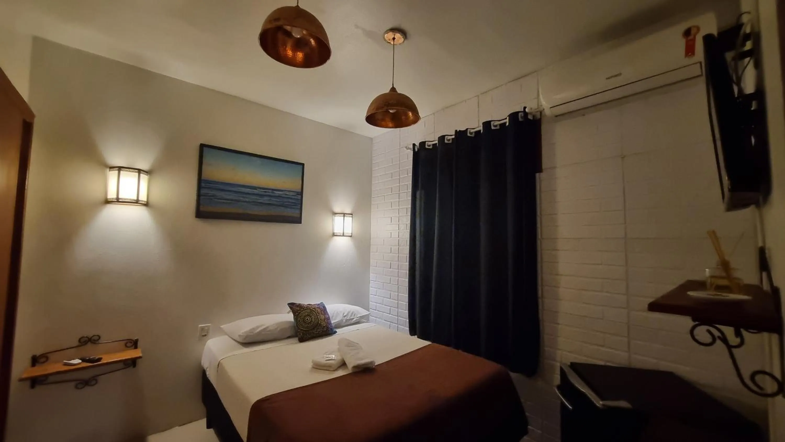 Bedroom in Arte da Tribo Hostel & Camping