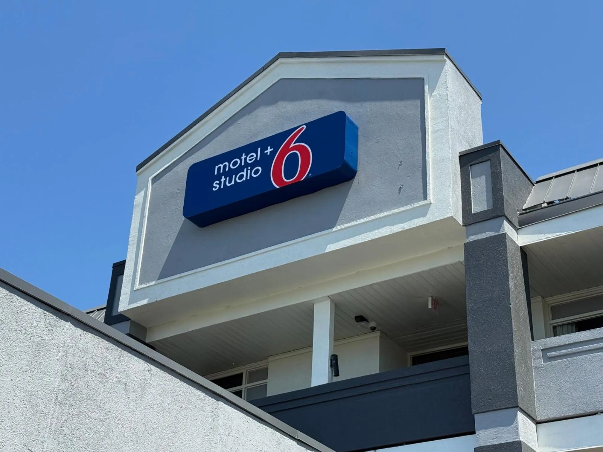 Property building in Motel 6 Charlotte, NC – Airport South